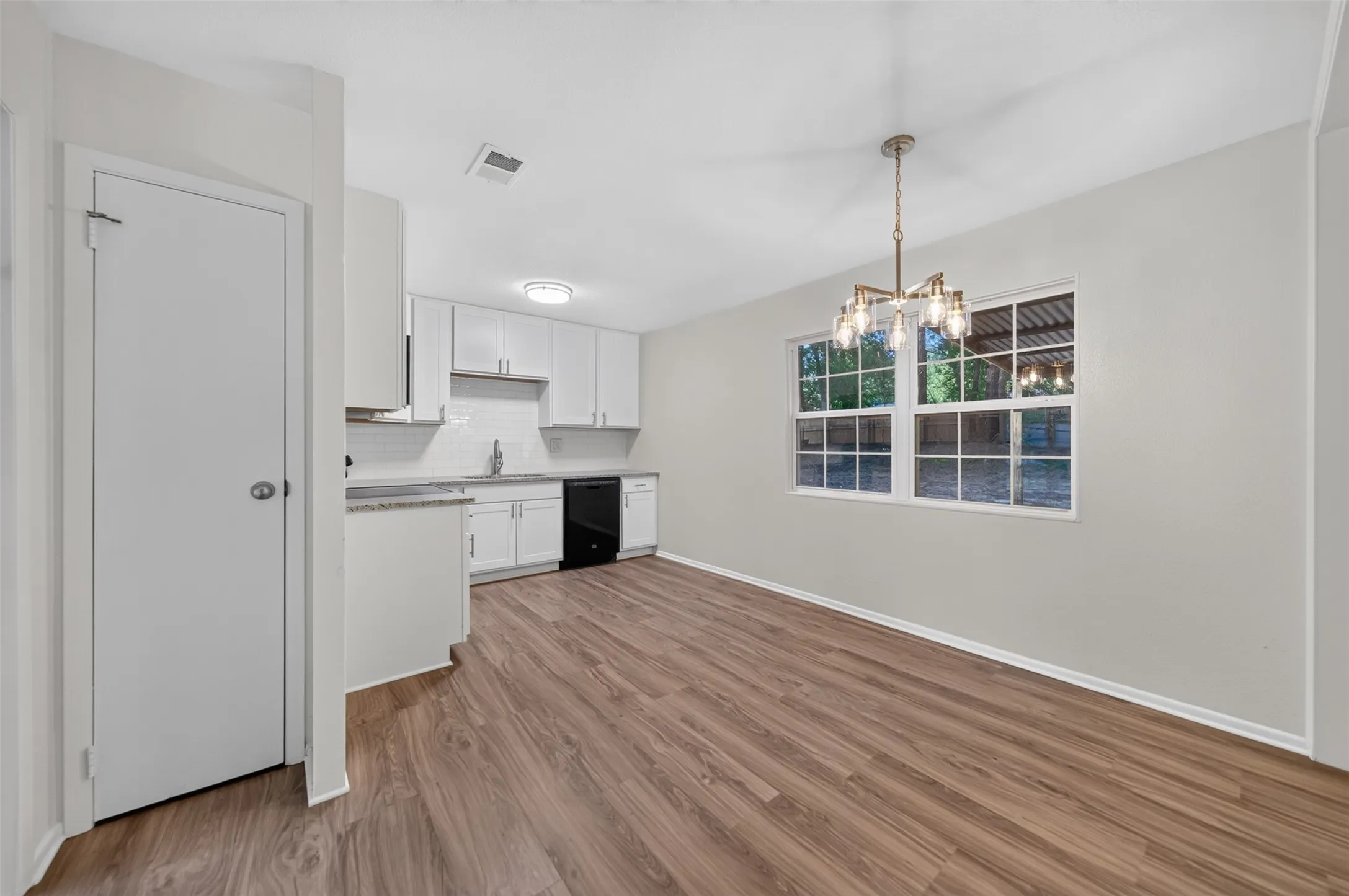 Single Family Residence For Sale in Smith County , 2313 Danica, Tyler, Texas 75701, 5 Bedroom, 3 Bathroom, Garage spaces, 1,425 Sqft, built in 1973, mls#21387874, Real Estate Agent in Tyler, Homes For Sale in Smith county, Homes For Sale in Tyler, Realtor in Tyler Texas, Real Estate Brokerage Independent Realty Texas, Luminita Cordes Realtor