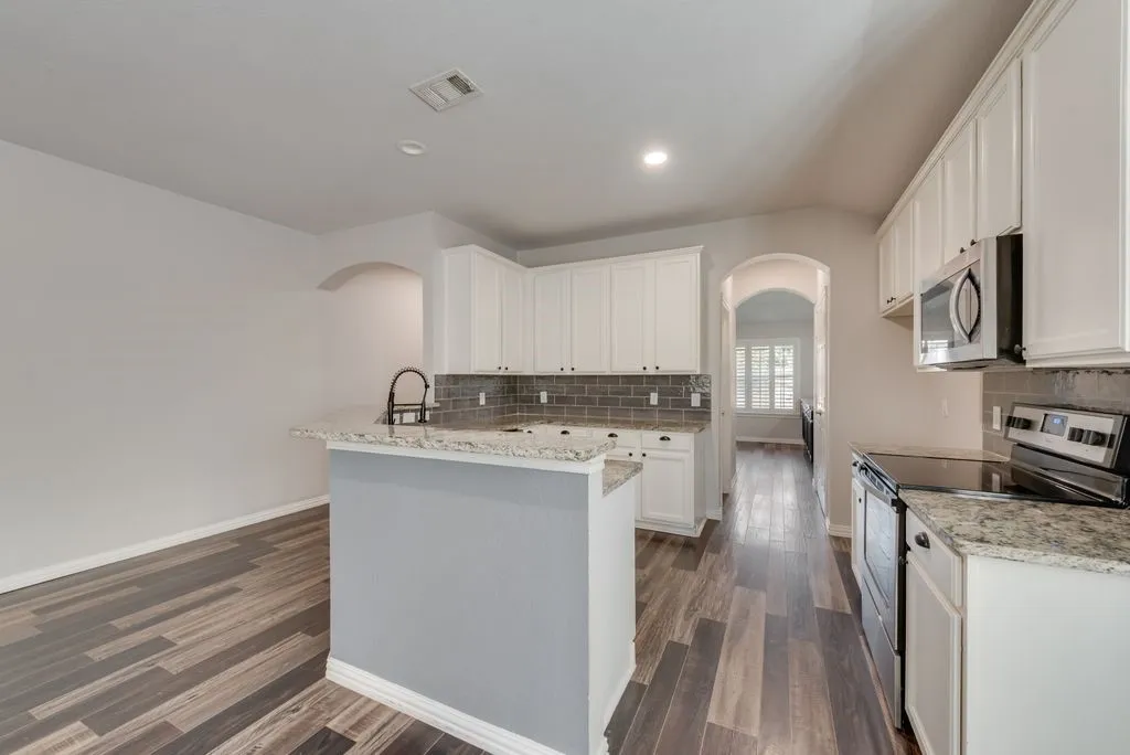 Single Family Residence For Sale in Denton County , 2408 Creekdale Drive, Denton, Texas 76210, 4 Bedroom, 3 Bathroom, 2 Garage spaces, 2,449 Sqft, built in 2004, mls#21387195, Real Estate Agent in Denton, Homes For Sale in Denton county, Homes For Sale in Denton, Realtor in Denton Texas, Real Estate Brokerage Independent Realty Texas, Luminita Cordes Realtor