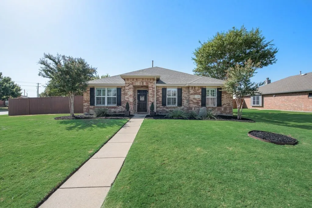 Single Family Residence For Sale in Denton County , 2408 Creekdale Drive, Denton, Texas 76210, 4 Bedroom, 3 Bathroom, 2 Garage spaces, 2,449 Sqft, built in 2004, mls#21387195, Real Estate Agent in Denton, Homes For Sale in Denton county, Homes For Sale in Denton, Realtor in Denton Texas, Real Estate Brokerage Independent Realty Texas, Luminita Cordes Realtor