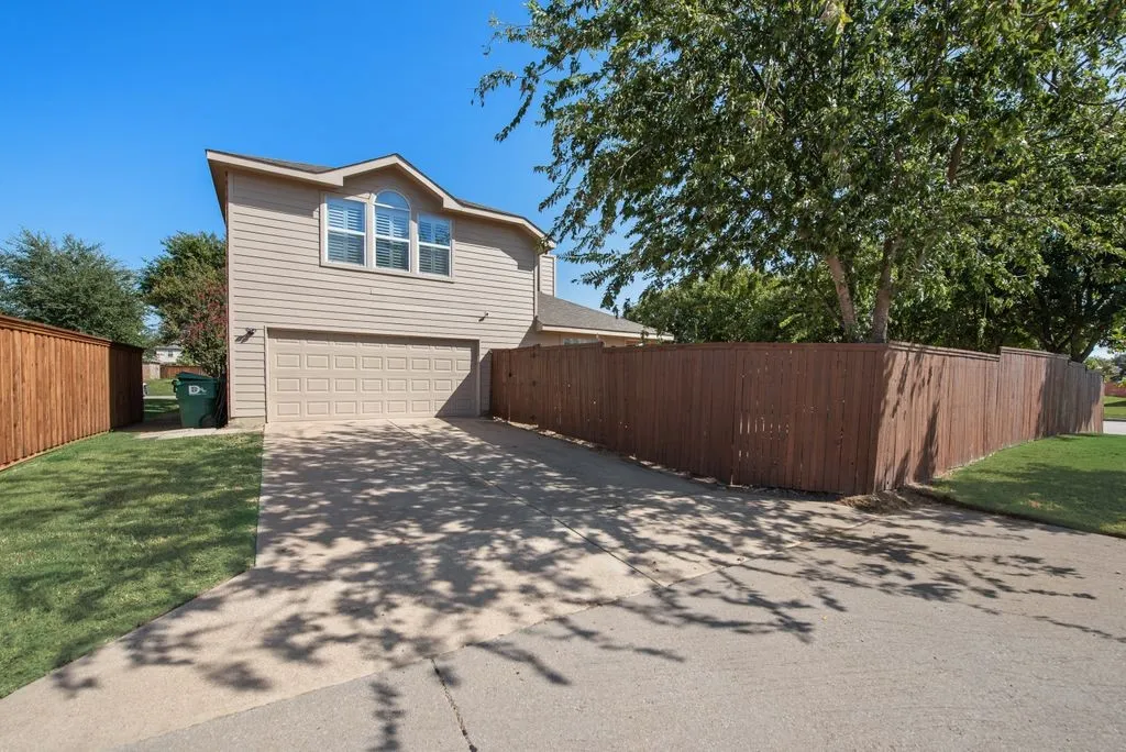 Single Family Residence For Sale in Denton County , 2408 Creekdale Drive, Denton, Texas 76210, 4 Bedroom, 3 Bathroom, 2 Garage spaces, 2,449 Sqft, built in 2004, mls#21387195, Real Estate Agent in Denton, Homes For Sale in Denton county, Homes For Sale in Denton, Realtor in Denton Texas, Real Estate Brokerage Independent Realty Texas, Luminita Cordes Realtor