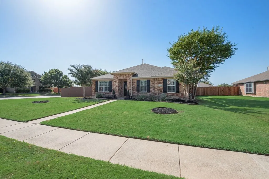 Single Family Residence For Sale in Denton County , 2408 Creekdale Drive, Denton, Texas 76210, 4 Bedroom, 3 Bathroom, 2 Garage spaces, 2,449 Sqft, built in 2004, mls#21387195, Real Estate Agent in Denton, Homes For Sale in Denton county, Homes For Sale in Denton, Realtor in Denton Texas, Real Estate Brokerage Independent Realty Texas, Luminita Cordes Realtor