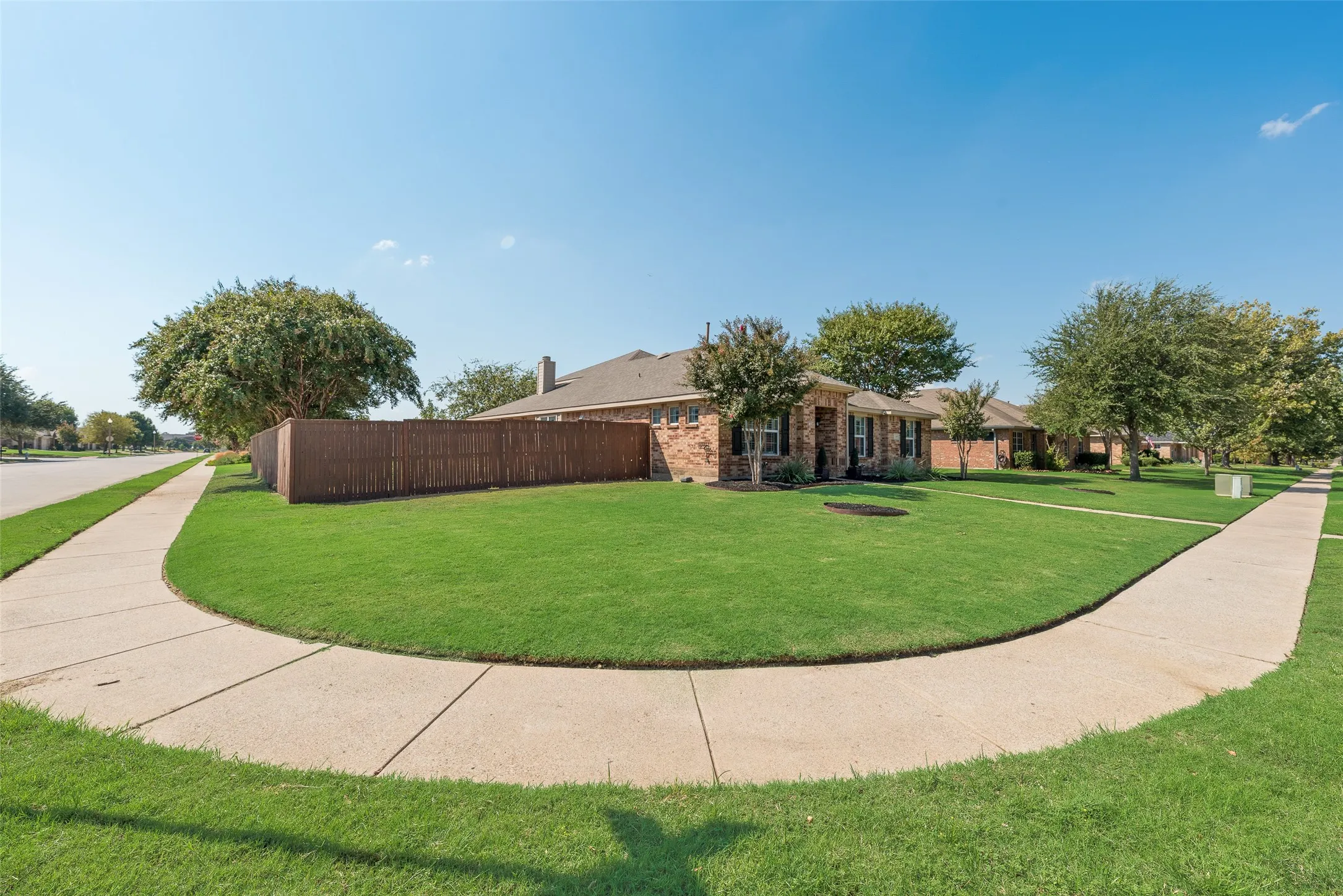 Single Family Residence For Sale in Denton County , 2408 Creekdale Drive, Denton, Texas 76210, 4 Bedroom, 3 Bathroom, 2 Garage spaces, 2,449 Sqft, built in 2004, mls#21387195, Real Estate Agent in Denton, Homes For Sale in Denton county, Homes For Sale in Denton, Realtor in Denton Texas, Real Estate Brokerage Independent Realty Texas, Luminita Cordes Realtor