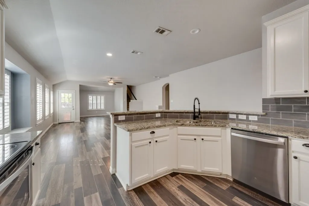 Single Family Residence For Sale in Denton County , 2408 Creekdale Drive, Denton, Texas 76210, 4 Bedroom, 3 Bathroom, 2 Garage spaces, 2,449 Sqft, built in 2004, mls#21387195, Real Estate Agent in Denton, Homes For Sale in Denton county, Homes For Sale in Denton, Realtor in Denton Texas, Real Estate Brokerage Independent Realty Texas, Luminita Cordes Realtor