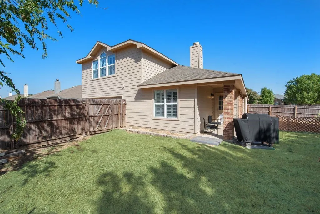 Single Family Residence For Sale in Denton County , 2408 Creekdale Drive, Denton, Texas 76210, 4 Bedroom, 3 Bathroom, 2 Garage spaces, 2,449 Sqft, built in 2004, mls#21387195, Real Estate Agent in Denton, Homes For Sale in Denton county, Homes For Sale in Denton, Realtor in Denton Texas, Real Estate Brokerage Independent Realty Texas, Luminita Cordes Realtor
