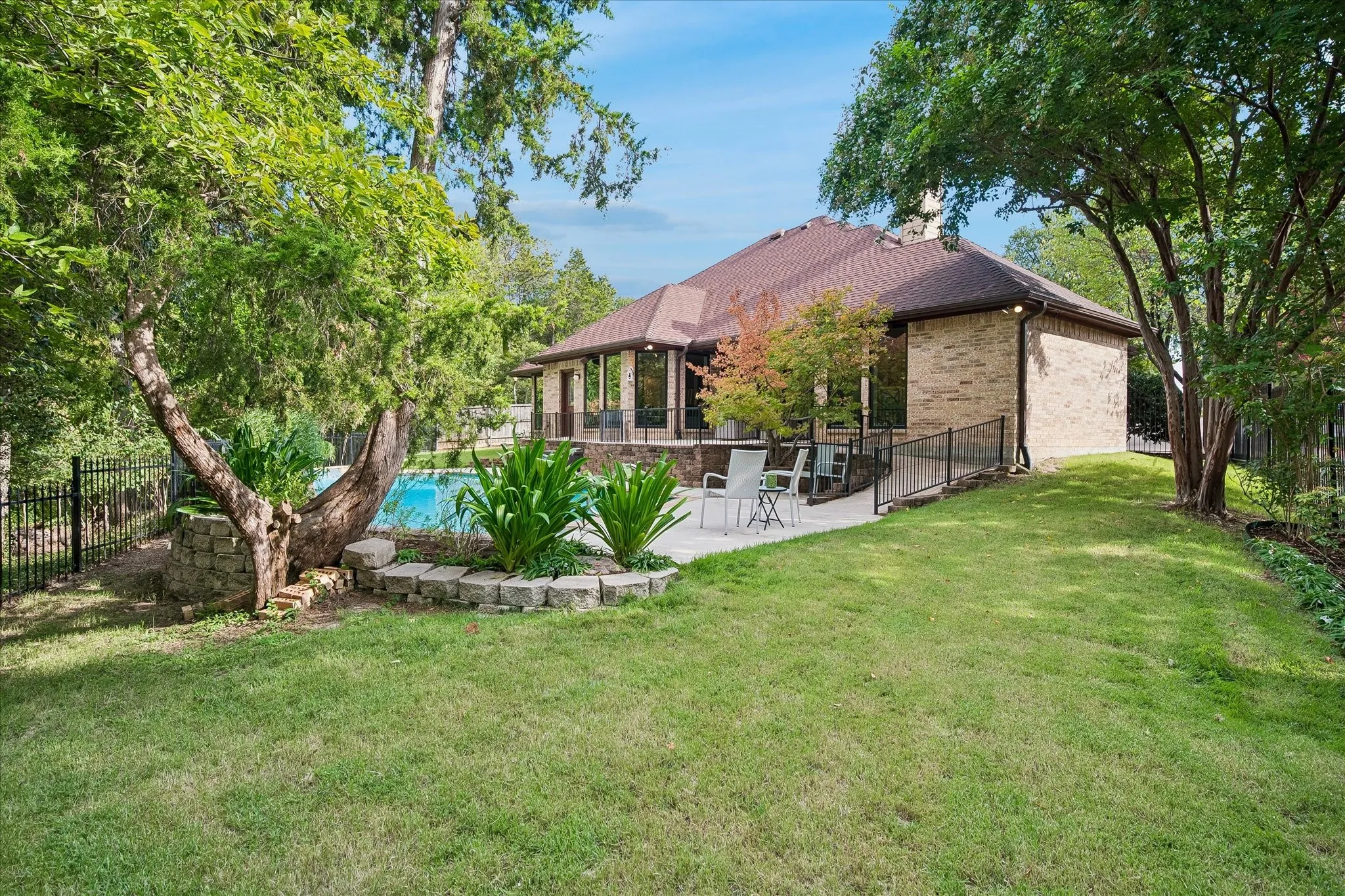 Single Family Residence For Sale in Dallas County , 9758 Vinewood Drive, Dallas, Texas 75228, 3 Bedroom, 3 Bathroom, 2 Garage spaces, 2,403 Sqft, built in 1998, mls#21387883, Real Estate Agent in Dallas, Homes For Sale in Dallas county, Homes For Sale in Dallas, Realtor in Dallas Texas, Real Estate Brokerage Independent Realty Texas, Luminita Cordes Realtor