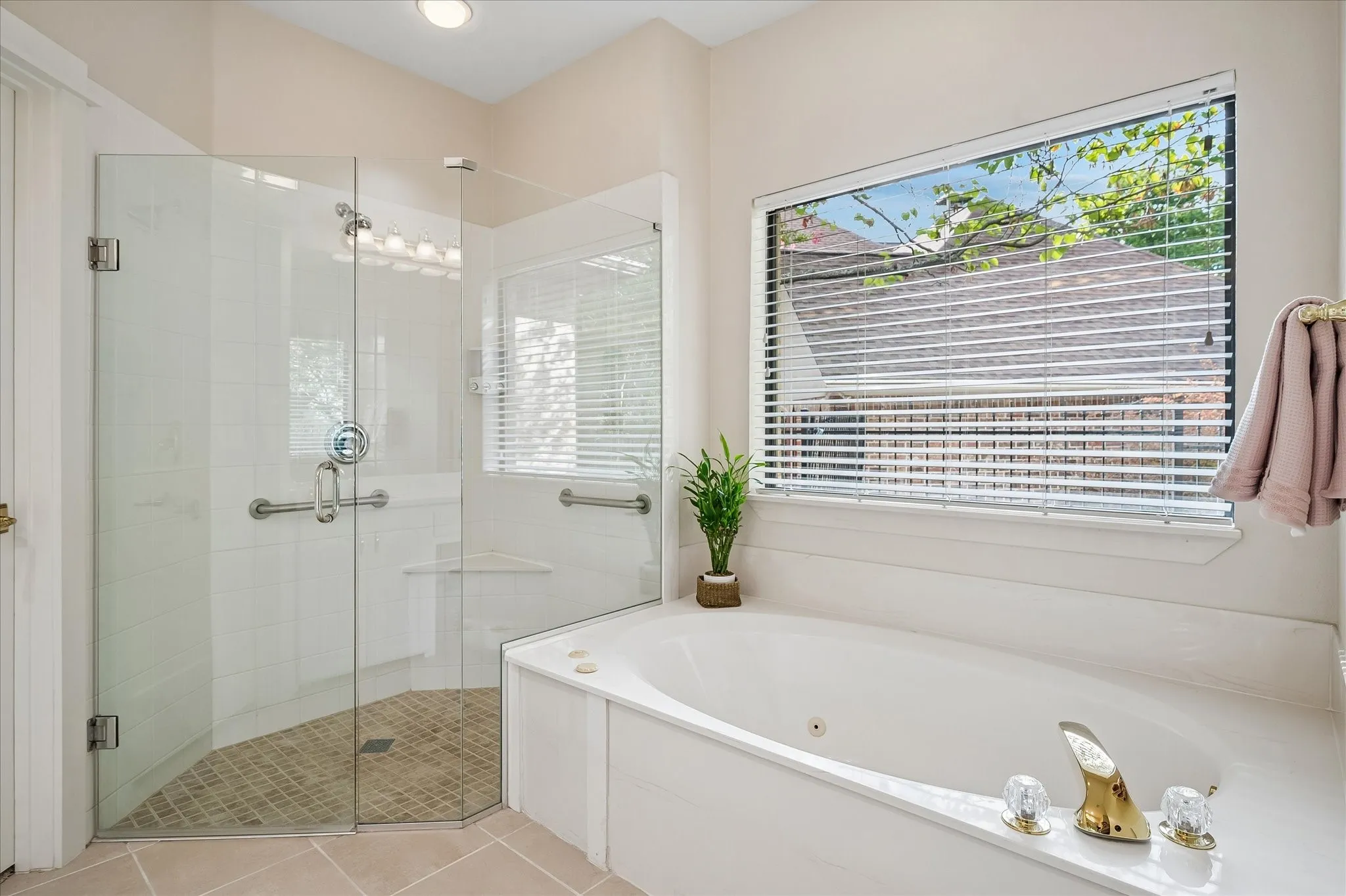 Single Family Residence For Sale in Dallas County , 9758 Vinewood Drive, Dallas, Texas 75228, 3 Bedroom, 3 Bathroom, 2 Garage spaces, 2,403 Sqft, built in 1998, mls#21387883, Real Estate Agent in Dallas, Homes For Sale in Dallas county, Homes For Sale in Dallas, Realtor in Dallas Texas, Real Estate Brokerage Independent Realty Texas, Luminita Cordes Realtor