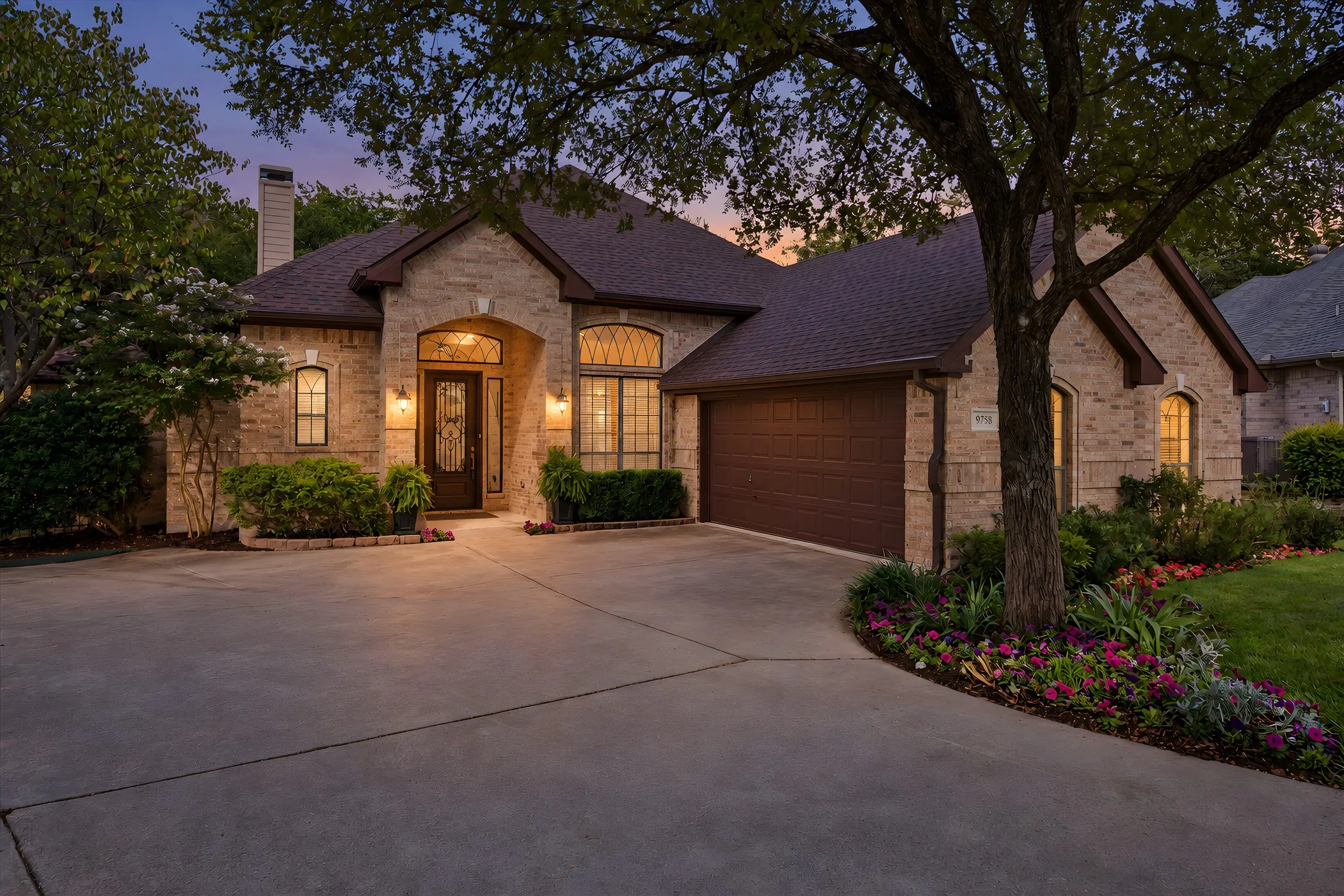 Single Family Residence For Sale in Dallas County , 9758 Vinewood Drive, Dallas, Texas 75228, 3 Bedroom, 3 Bathroom, 2 Garage spaces, 2,403 Sqft, built in 1998, mls#21387883, Real Estate Agent in Dallas, Homes For Sale in Dallas county, Homes For Sale in Dallas, Realtor in Dallas Texas, Real Estate Brokerage Independent Realty Texas, Luminita Cordes Realtor