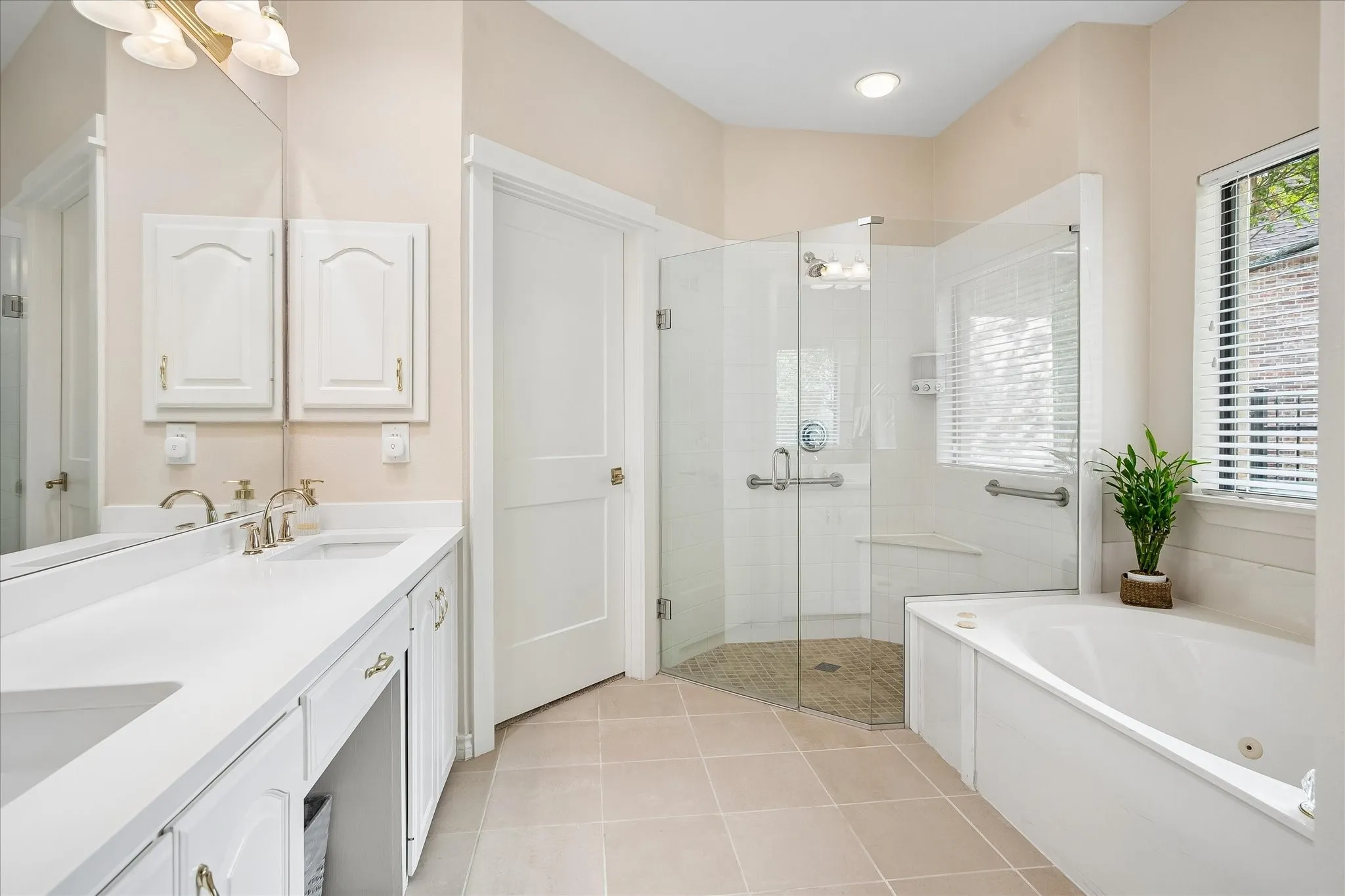 Single Family Residence For Sale in Dallas County , 9758 Vinewood Drive, Dallas, Texas 75228, 3 Bedroom, 3 Bathroom, 2 Garage spaces, 2,403 Sqft, built in 1998, mls#21387883, Real Estate Agent in Dallas, Homes For Sale in Dallas county, Homes For Sale in Dallas, Realtor in Dallas Texas, Real Estate Brokerage Independent Realty Texas, Luminita Cordes Realtor