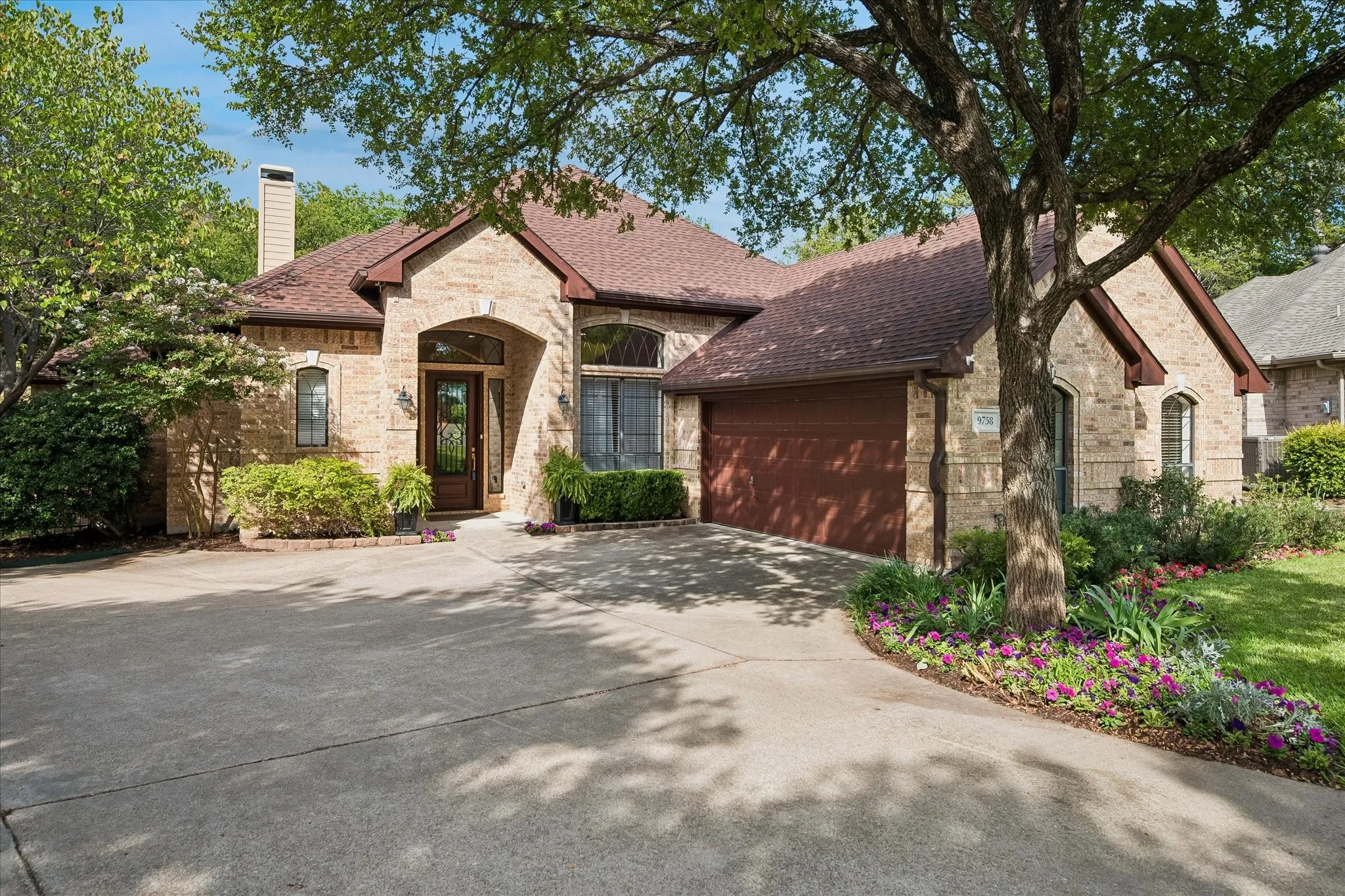 Single Family Residence For Sale in Dallas County , 9758 Vinewood Drive, Dallas, Texas 75228, 3 Bedroom, 3 Bathroom, 2 Garage spaces, 2,403 Sqft, built in 1998, mls#21387883, Real Estate Agent in Dallas, Homes For Sale in Dallas county, Homes For Sale in Dallas, Realtor in Dallas Texas, Real Estate Brokerage Independent Realty Texas, Luminita Cordes Realtor