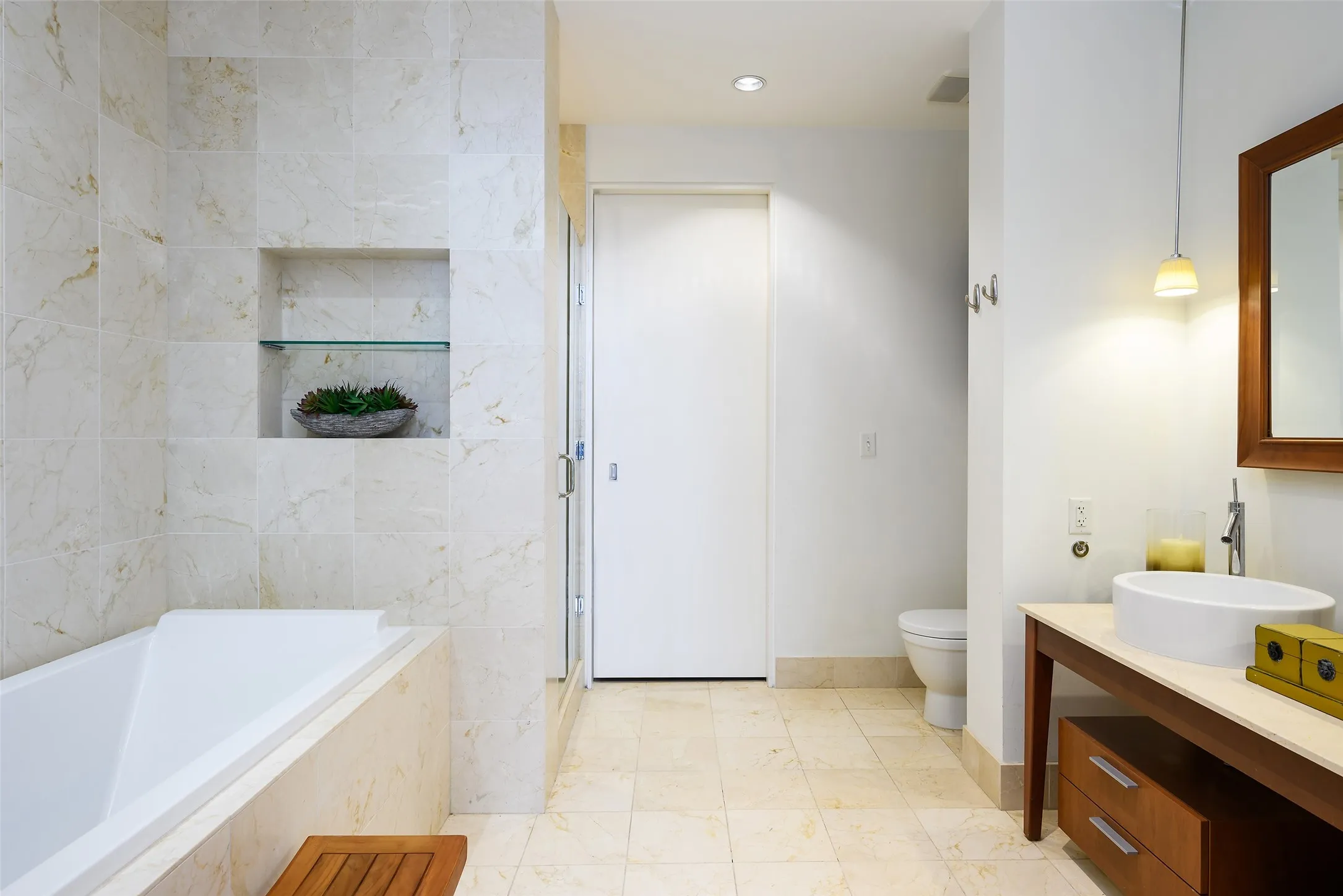 Condominium For Sale in Dallas County , 2200 Victory Avenue 2401, Dallas, Texas 75219, 2 Bedroom, 2 Bathroom, 2 Garage spaces, 1,540 Sqft, built in 2007, mls#21386338, Real Estate Agent in Dallas, Homes For Sale in Dallas county, Homes For Sale in Dallas, Realtor in Dallas Texas, Real Estate Brokerage Independent Realty Texas, Luminita Cordes Realtor