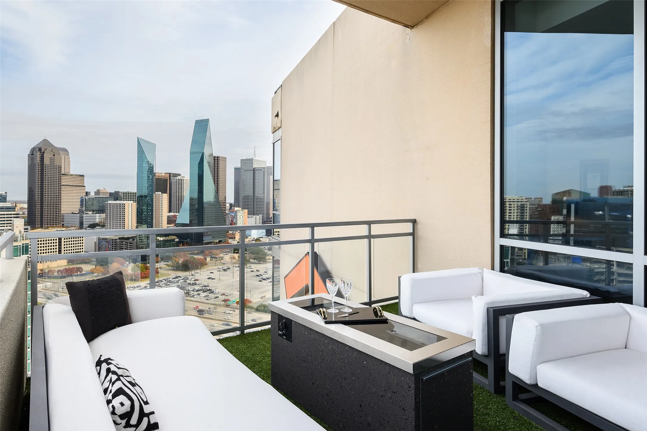 Condominium For Sale in Dallas County , 2200 Victory Avenue 2401, Dallas, Texas 75219, 2 Bedroom, 2 Bathroom, 2 Garage spaces, 1,540 Sqft, built in 2007, mls#21386338, Real Estate Agent in Dallas, Homes For Sale in Dallas county, Homes For Sale in Dallas, Realtor in Dallas Texas, Real Estate Brokerage Independent Realty Texas, Luminita Cordes Realtor