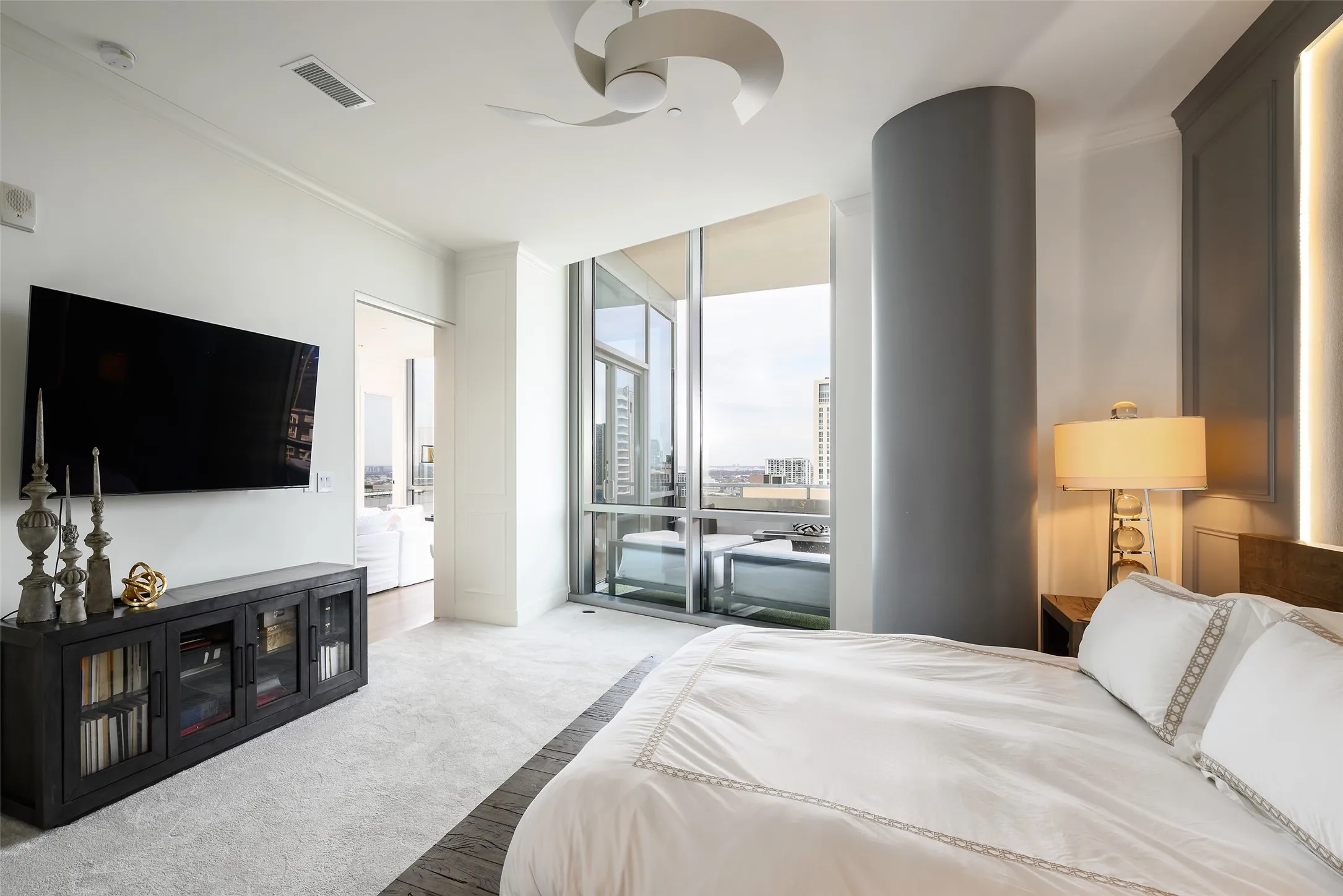Condominium For Sale in Dallas County , 2200 Victory Avenue 2401, Dallas, Texas 75219, 2 Bedroom, 2 Bathroom, 2 Garage spaces, 1,540 Sqft, built in 2007, mls#21386338, Real Estate Agent in Dallas, Homes For Sale in Dallas county, Homes For Sale in Dallas, Realtor in Dallas Texas, Real Estate Brokerage Independent Realty Texas, Luminita Cordes Realtor
