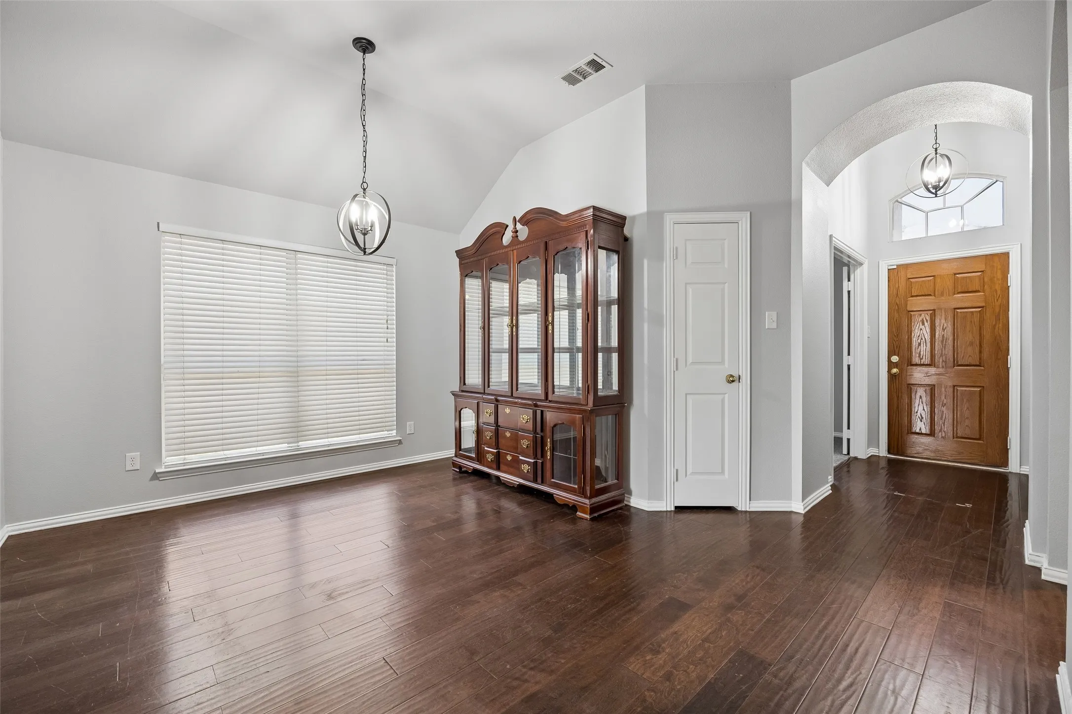 Single Family Residence For Sale in Dallas County , 616 Kari Anne Lane, De Soto, Texas 75115, 4 Bedroom, 2 Bathroom, 2 Garage spaces, 1,804 Sqft, built in 2003, mls#21377146, Real Estate Agent in De Soto, Homes For Sale in Dallas county, Homes For Sale in De Soto, Realtor in De Soto Texas, Real Estate Brokerage Independent Realty Texas, Luminita Cordes Realtor