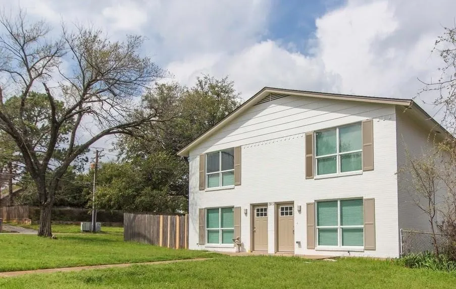 Single Family Residence For Sale in Tarrant County , 1915 Nolen Court, Arlington, Texas 76012, 4 Bedroom, 4 Bathroom, Garage spaces, 2,100 Sqft, built in 1970, mls#21387881, Real Estate Agent in Arlington, Homes For Sale in Tarrant county, Homes For Sale in Arlington, Realtor in Arlington Texas, Real Estate Brokerage Independent Realty Texas, Luminita Cordes Realtor