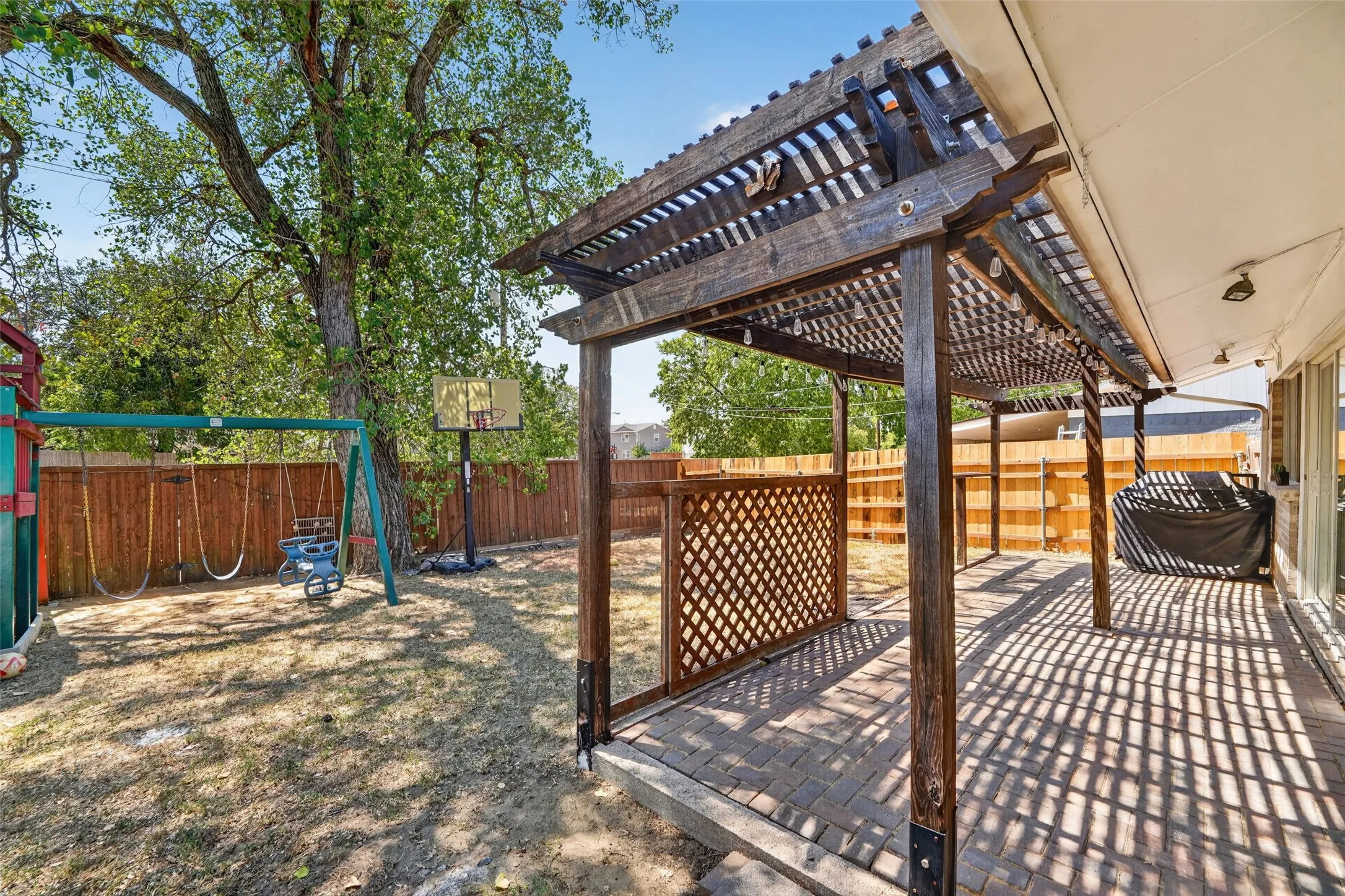 Single Family Residence For Sale in Dallas County , 2130 Bowie Drive, Carrollton, Texas 75006, 3 Bedroom, 2 Bathroom, 2 Garage spaces, 1,193 Sqft, built in 1967, mls#21383151, Real Estate Agent in Carrollton, Homes For Sale in Dallas county, Homes For Sale in Carrollton, Realtor in Carrollton Texas, Real Estate Brokerage Independent Realty Texas, Luminita Cordes Realtor