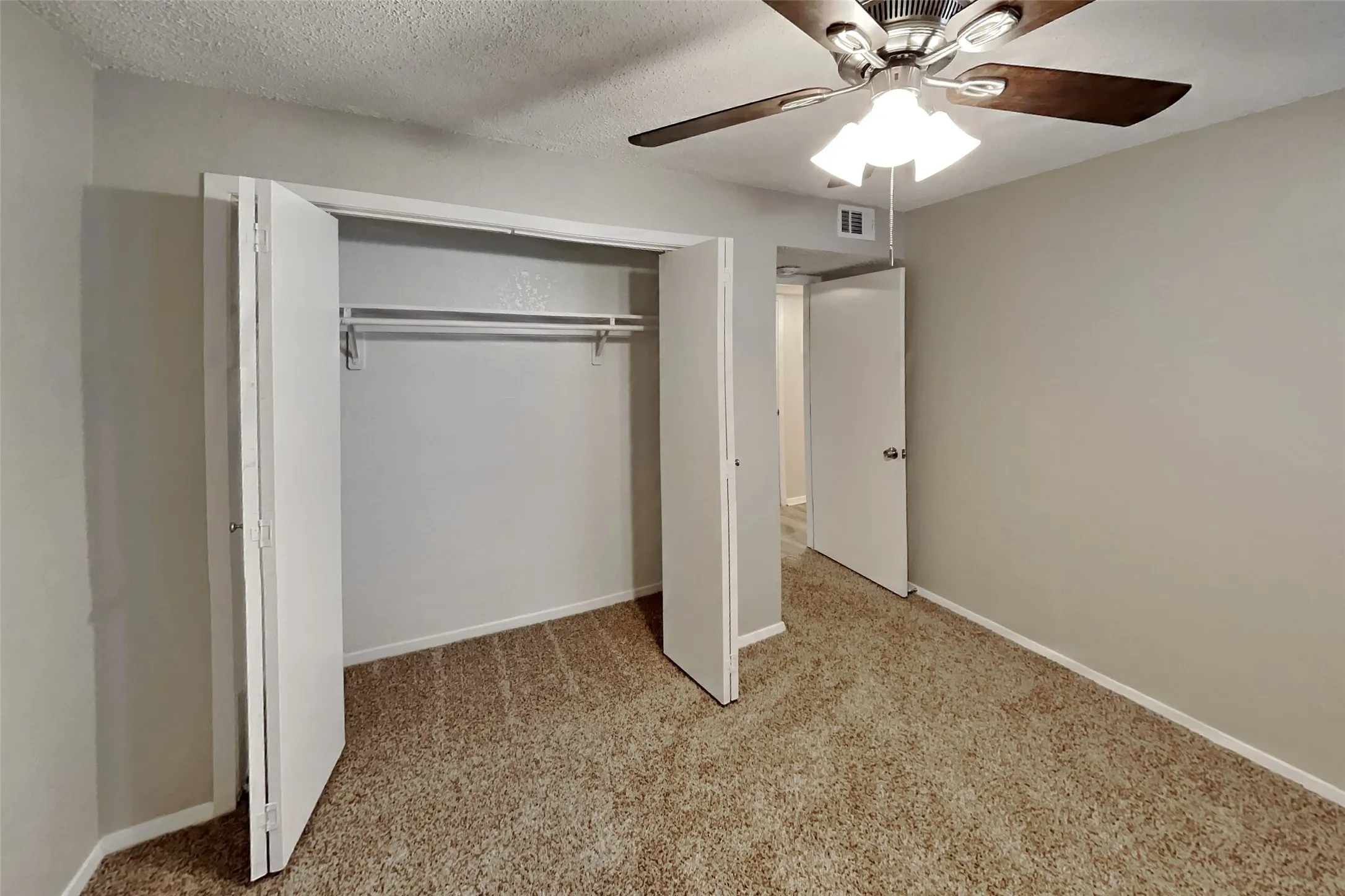 Single Family Residence For Rent in Tarrant County , 4404 Timber Run Drive, Arlington, Texas 76001, 3 Bedroom, 2 Bathroom, 2 Garage spaces, 1,300 Sqft, built in 1986, mls#21387880, Real Estate Agent in Arlington, Homes For Rent in Tarrant county, Homes For Rent in Arlington, Realtor in Arlington Texas, Real Estate Brokerage Independent Realty Texas, Luminita Cordes Realtor