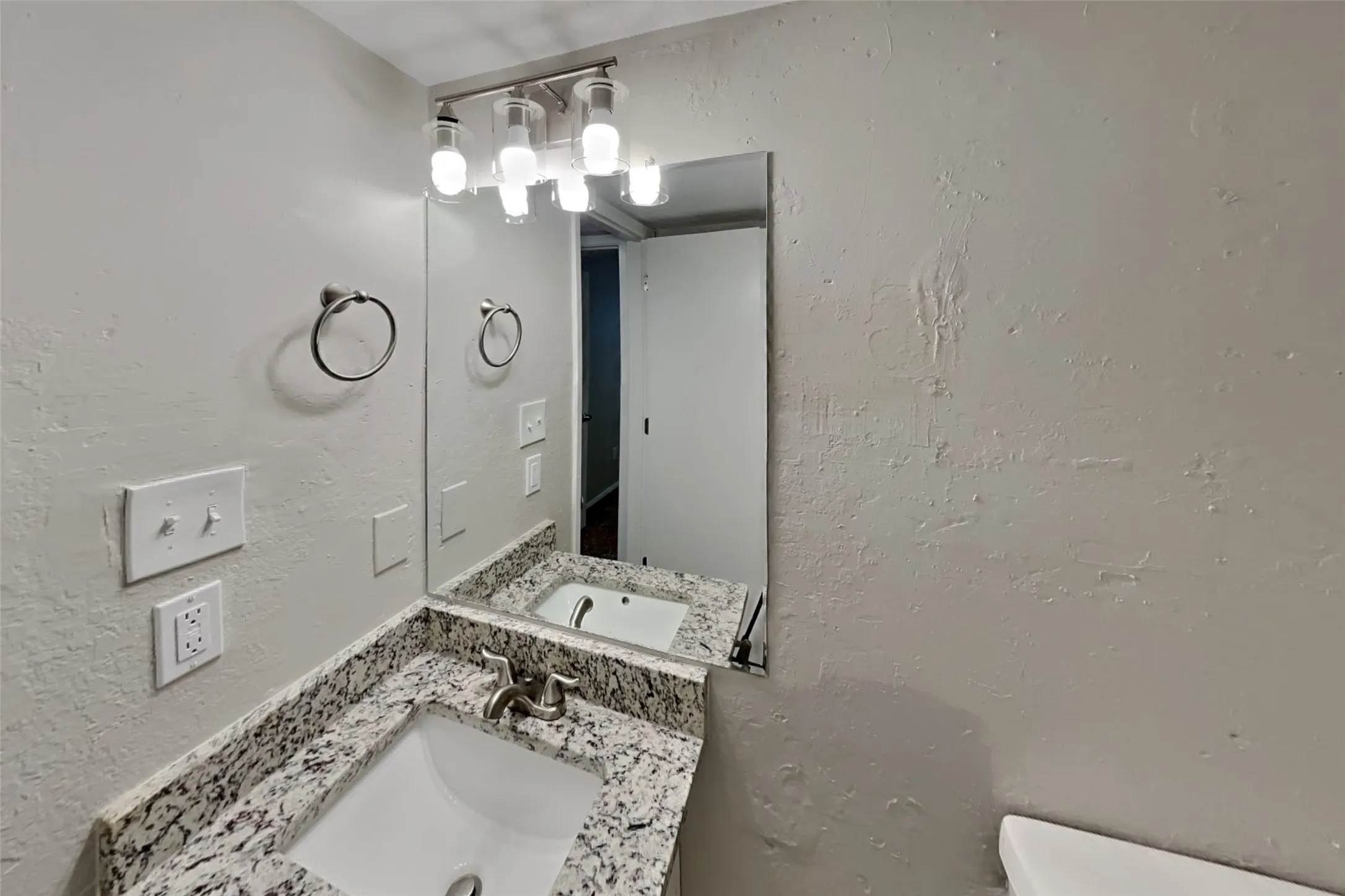 Single Family Residence For Rent in Tarrant County , 4404 Timber Run Drive, Arlington, Texas 76001, 3 Bedroom, 2 Bathroom, 2 Garage spaces, 1,300 Sqft, built in 1986, mls#21387880, Real Estate Agent in Arlington, Homes For Rent in Tarrant county, Homes For Rent in Arlington, Realtor in Arlington Texas, Real Estate Brokerage Independent Realty Texas, Luminita Cordes Realtor