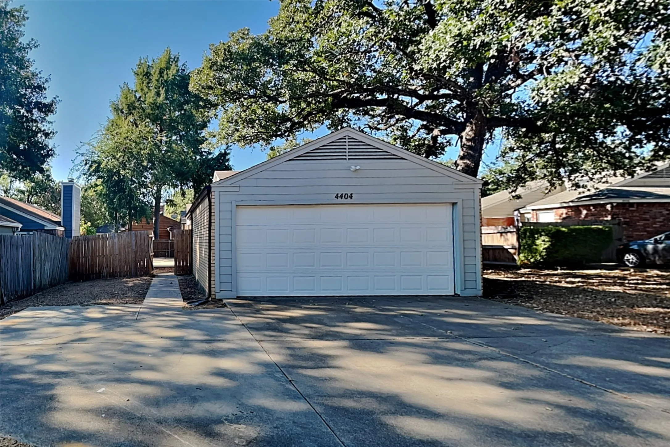 Single Family Residence For Rent in Tarrant County , 4404 Timber Run Drive, Arlington, Texas 76001, 3 Bedroom, 2 Bathroom, 2 Garage spaces, 1,300 Sqft, built in 1986, mls#21387880, Real Estate Agent in Arlington, Homes For Rent in Tarrant county, Homes For Rent in Arlington, Realtor in Arlington Texas, Real Estate Brokerage Independent Realty Texas, Luminita Cordes Realtor