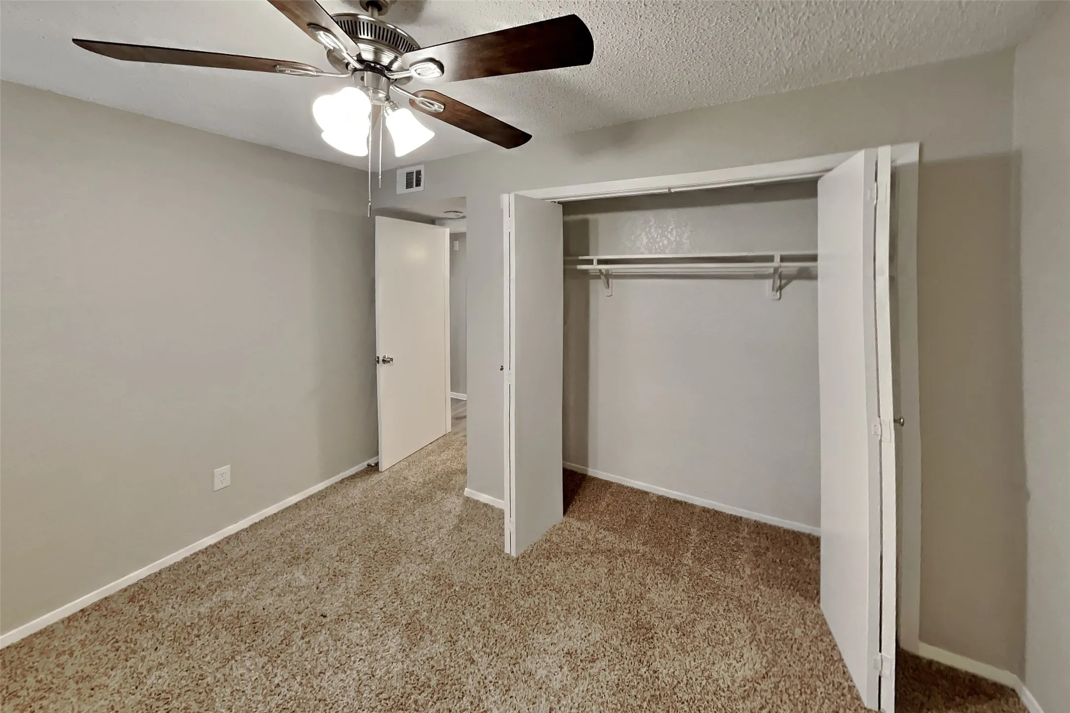 Single Family Residence For Rent in Tarrant County , 4404 Timber Run Drive, Arlington, Texas 76001, 3 Bedroom, 2 Bathroom, 2 Garage spaces, 1,300 Sqft, built in 1986, mls#21387880, Real Estate Agent in Arlington, Homes For Rent in Tarrant county, Homes For Rent in Arlington, Realtor in Arlington Texas, Real Estate Brokerage Independent Realty Texas, Luminita Cordes Realtor