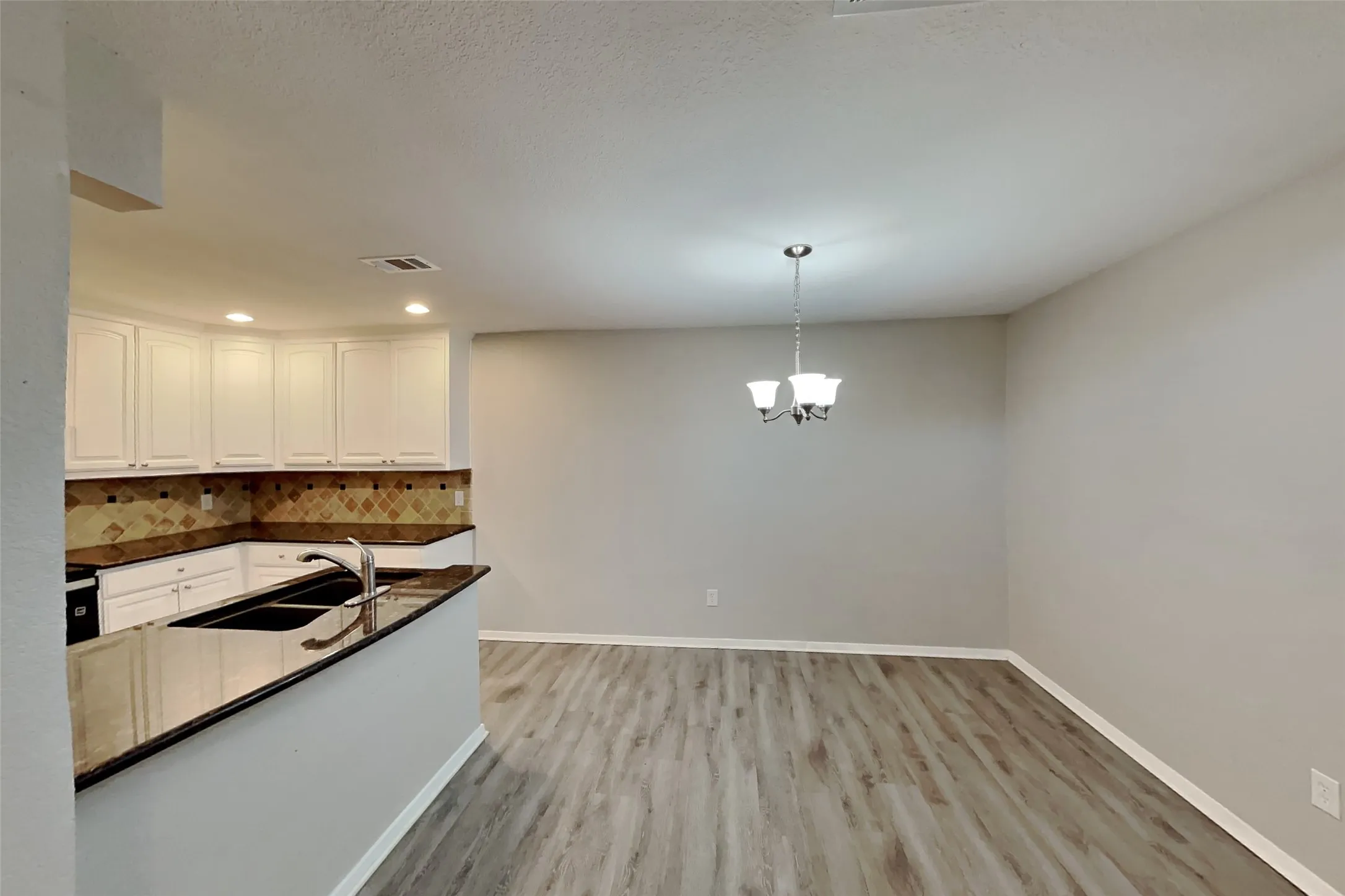 Single Family Residence For Rent in Tarrant County , 4404 Timber Run Drive, Arlington, Texas 76001, 3 Bedroom, 2 Bathroom, 2 Garage spaces, 1,300 Sqft, built in 1986, mls#21387880, Real Estate Agent in Arlington, Homes For Rent in Tarrant county, Homes For Rent in Arlington, Realtor in Arlington Texas, Real Estate Brokerage Independent Realty Texas, Luminita Cordes Realtor