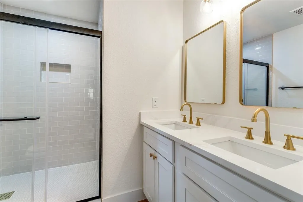 Single Family Residence For Rent in Dallas County , 10733 Sandalwood Drive, Dallas, Texas 75228, 4 Bedroom, 2 Bathroom, Garage spaces, 1,439 Sqft, built in 1954, mls#21387898, Real Estate Agent in Dallas, Homes For Rent in Dallas county, Homes For Rent in Dallas, Realtor in Dallas Texas, Real Estate Brokerage Independent Realty Texas, Luminita Cordes Realtor