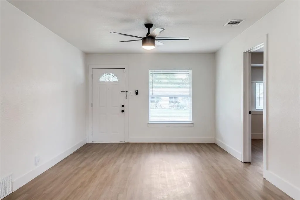 Single Family Residence For Rent in Dallas County , 10733 Sandalwood Drive, Dallas, Texas 75228, 4 Bedroom, 2 Bathroom, Garage spaces, 1,439 Sqft, built in 1954, mls#21387898, Real Estate Agent in Dallas, Homes For Rent in Dallas county, Homes For Rent in Dallas, Realtor in Dallas Texas, Real Estate Brokerage Independent Realty Texas, Luminita Cordes Realtor