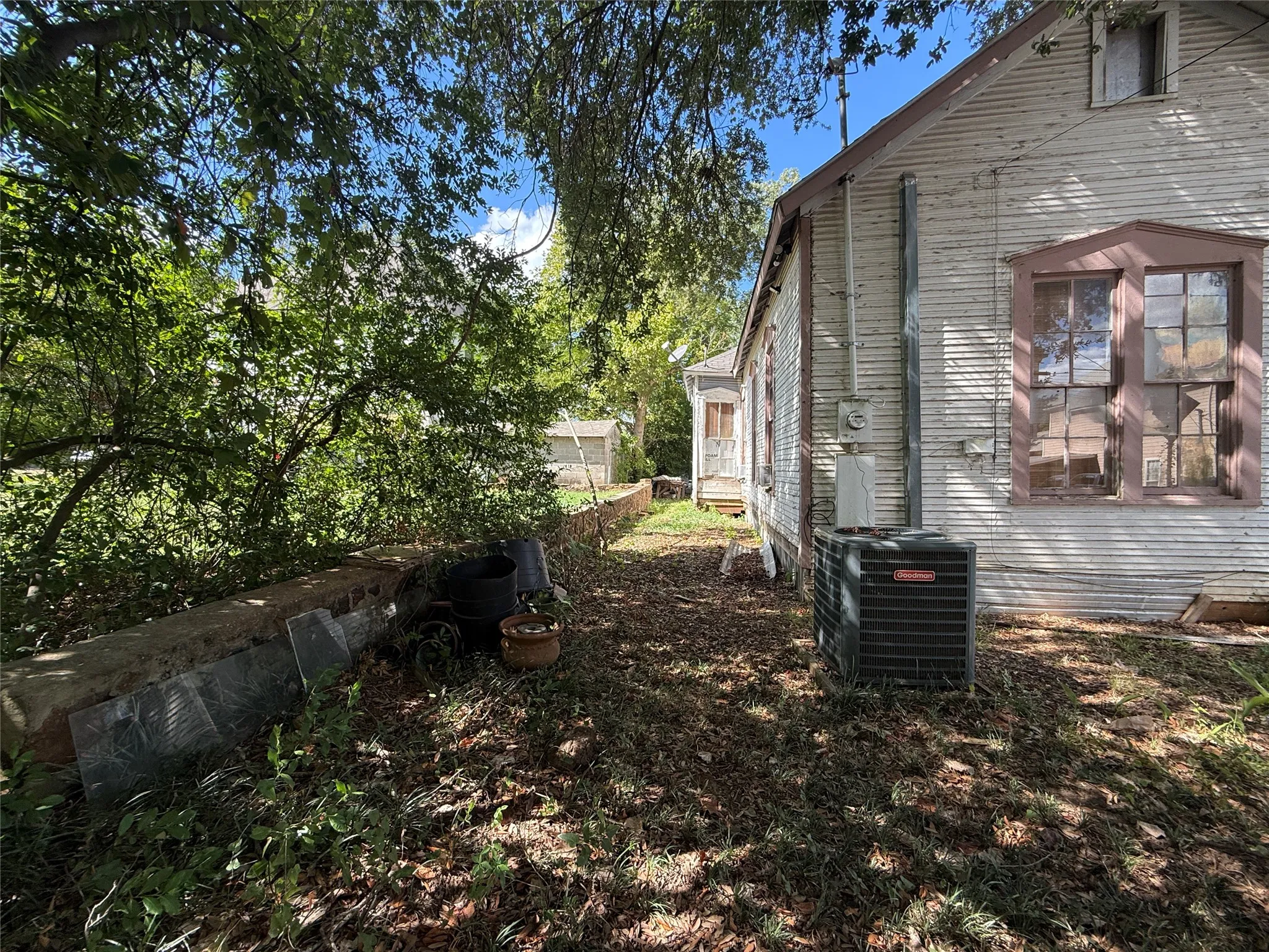 Single Family Residence For Sale in Anderson County , 109 E Gooch Street, Palestine, Texas 75801, 3 Bedroom, 2 Bathroom, Garage spaces, 1,206 Sqft, built in 1975, mls#21385702, Real Estate Agent in Palestine, Homes For Sale in Anderson county, Homes For Sale in Palestine, Realtor in Palestine Texas, Real Estate Brokerage Independent Realty Texas, Luminita Cordes Realtor