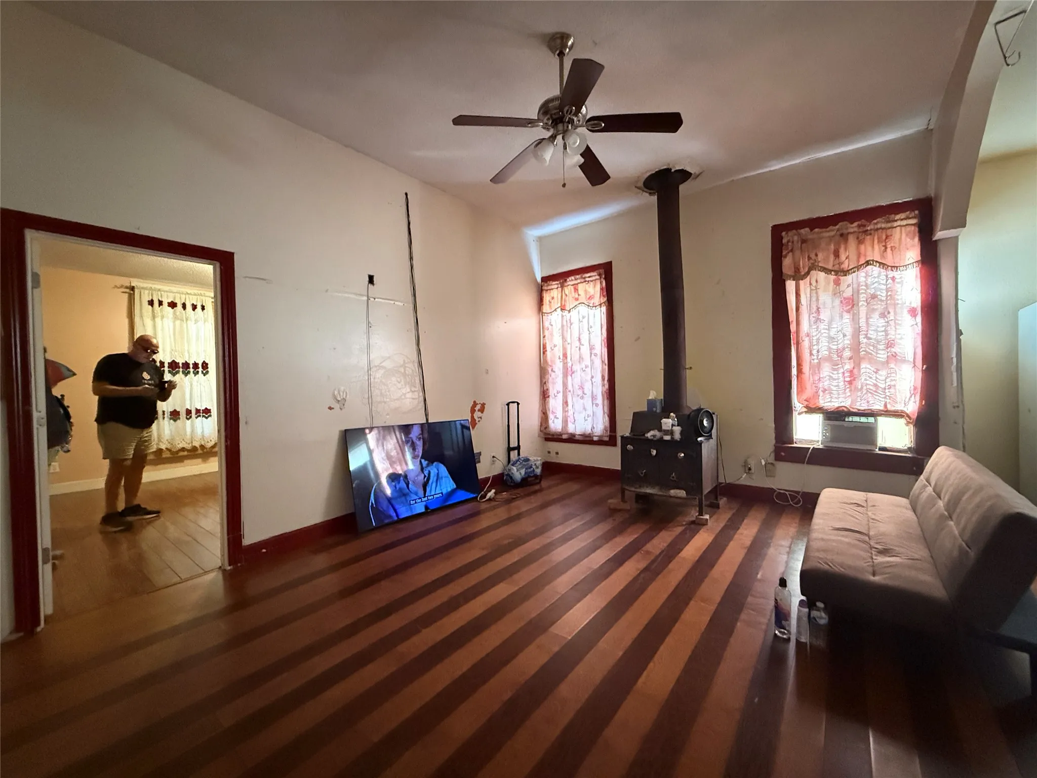 Single Family Residence For Sale in Anderson County , 109 E Gooch Street, Palestine, Texas 75801, 3 Bedroom, 2 Bathroom, Garage spaces, 1,206 Sqft, built in 1975, mls#21385702, Real Estate Agent in Palestine, Homes For Sale in Anderson county, Homes For Sale in Palestine, Realtor in Palestine Texas, Real Estate Brokerage Independent Realty Texas, Luminita Cordes Realtor