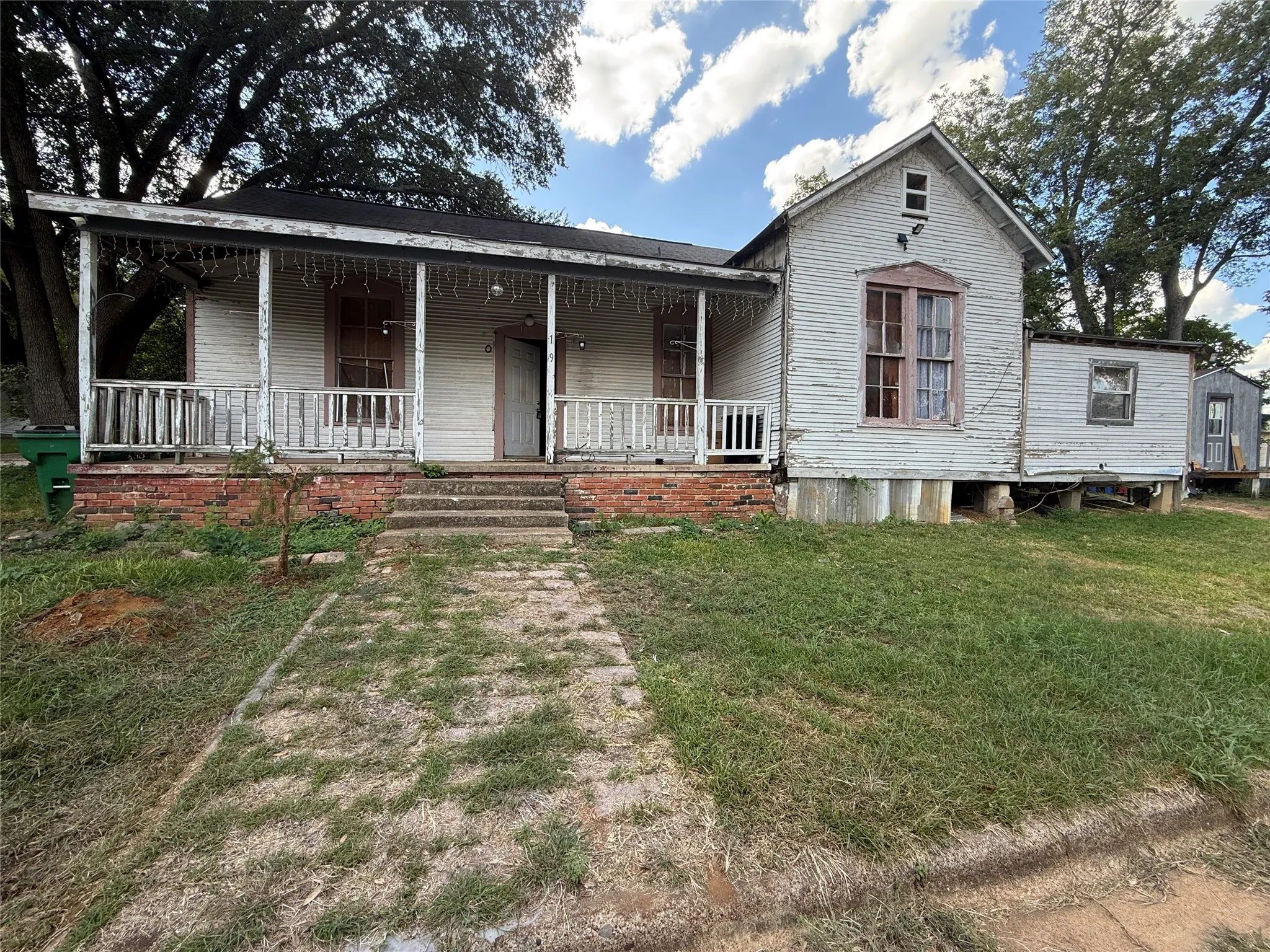 Single Family Residence For Sale in Anderson County , 109 E Gooch Street, Palestine, Texas 75801, 3 Bedroom, 2 Bathroom, Garage spaces, 1,206 Sqft, built in 1975, mls#21385702, Real Estate Agent in Palestine, Homes For Sale in Anderson county, Homes For Sale in Palestine, Realtor in Palestine Texas, Real Estate Brokerage Independent Realty Texas, Luminita Cordes Realtor