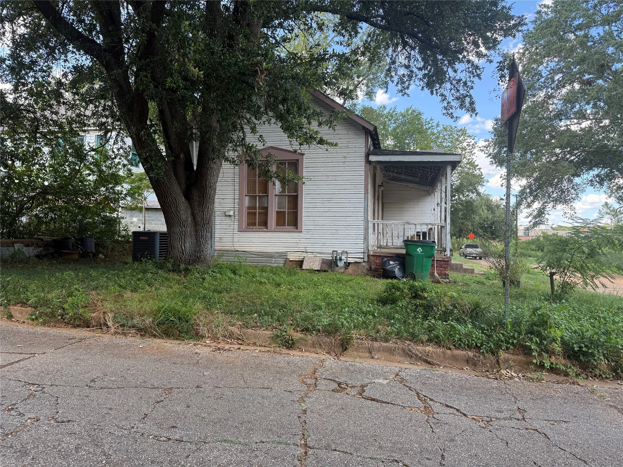 Single Family Residence For Sale in Anderson County , 109 E Gooch Street, Palestine, Texas 75801, 3 Bedroom, 2 Bathroom, Garage spaces, 1,206 Sqft, built in 1975, mls#21385702, Real Estate Agent in Palestine, Homes For Sale in Anderson county, Homes For Sale in Palestine, Realtor in Palestine Texas, Real Estate Brokerage Independent Realty Texas, Luminita Cordes Realtor