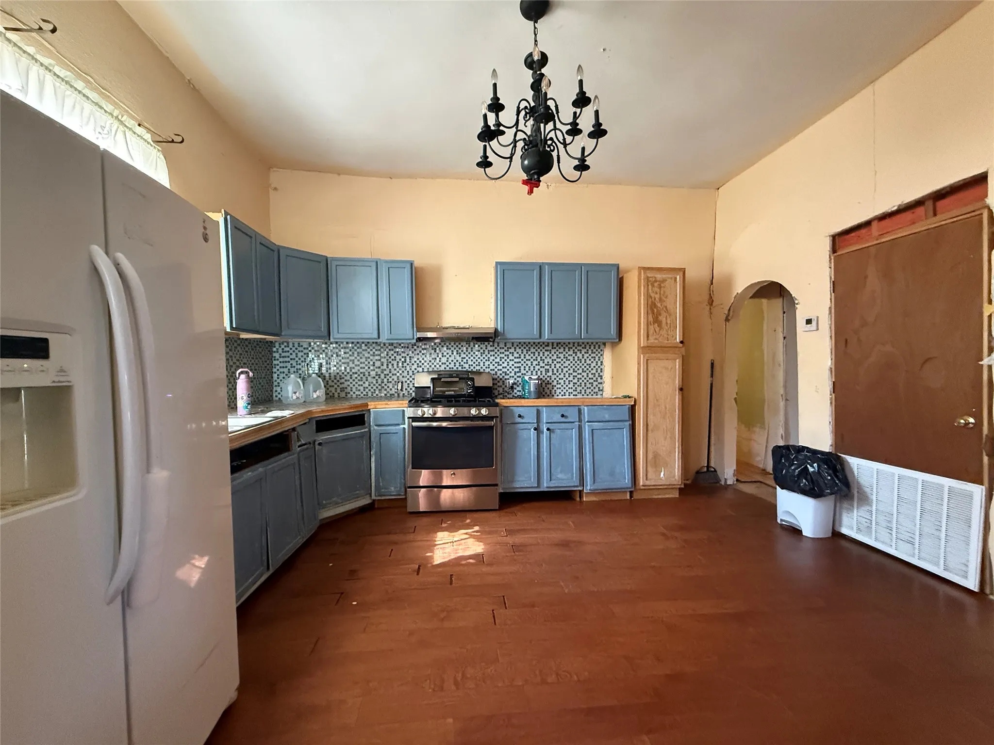 Single Family Residence For Sale in Anderson County , 109 E Gooch Street, Palestine, Texas 75801, 3 Bedroom, 2 Bathroom, Garage spaces, 1,206 Sqft, built in 1975, mls#21385702, Real Estate Agent in Palestine, Homes For Sale in Anderson county, Homes For Sale in Palestine, Realtor in Palestine Texas, Real Estate Brokerage Independent Realty Texas, Luminita Cordes Realtor