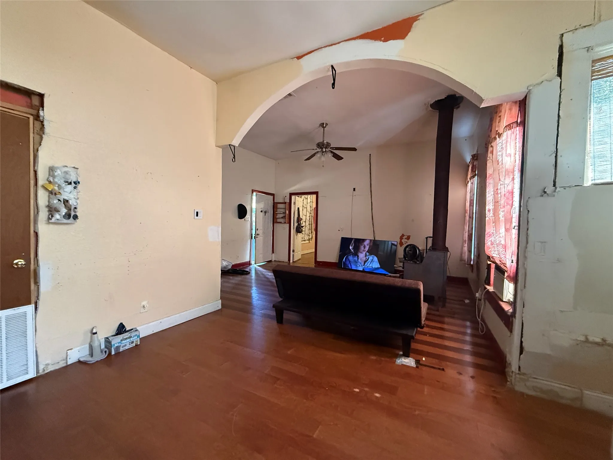 Single Family Residence For Sale in Anderson County , 109 E Gooch Street, Palestine, Texas 75801, 3 Bedroom, 2 Bathroom, Garage spaces, 1,206 Sqft, built in 1975, mls#21385702, Real Estate Agent in Palestine, Homes For Sale in Anderson county, Homes For Sale in Palestine, Realtor in Palestine Texas, Real Estate Brokerage Independent Realty Texas, Luminita Cordes Realtor
