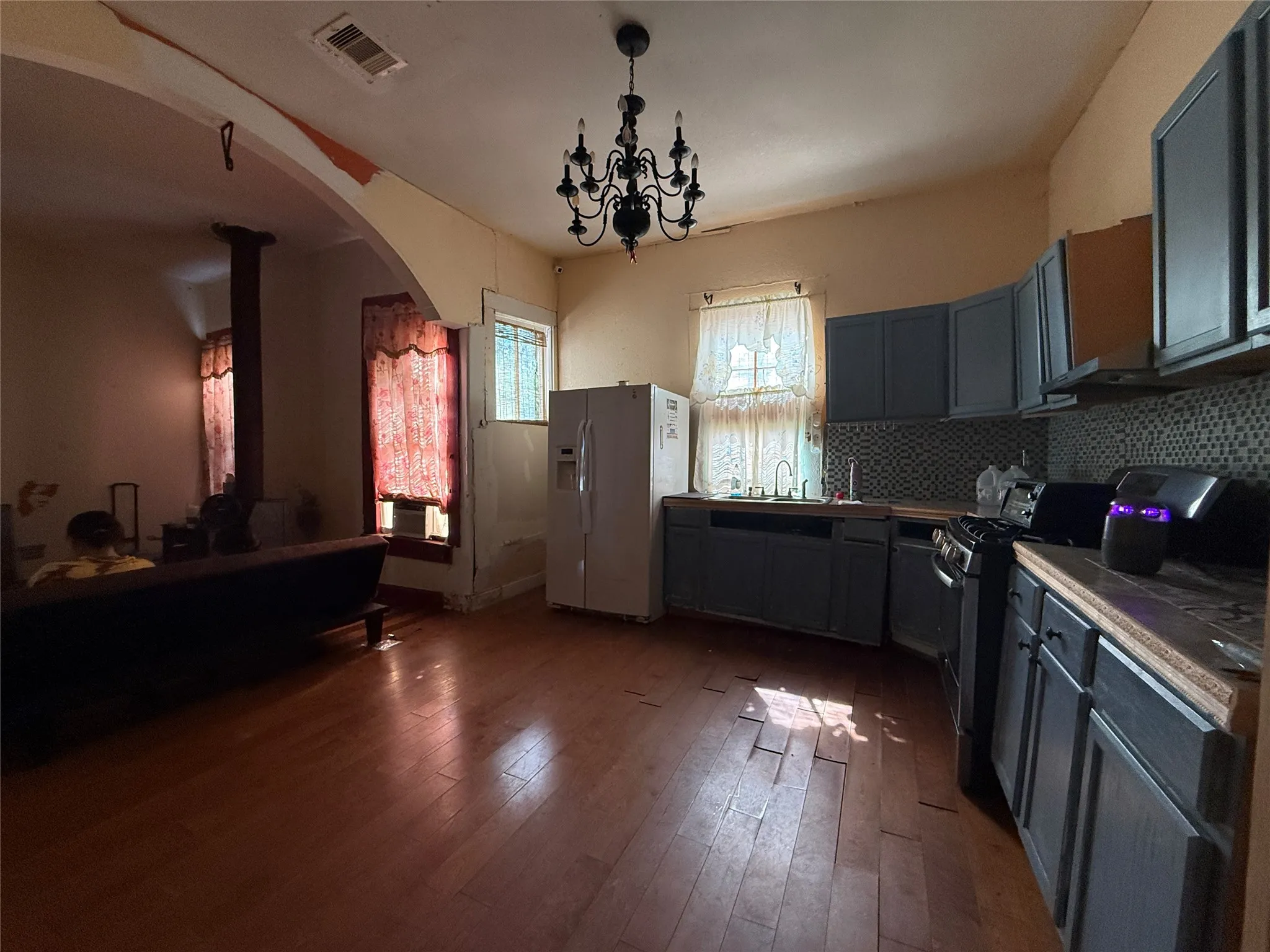 Single Family Residence For Sale in Anderson County , 109 E Gooch Street, Palestine, Texas 75801, 3 Bedroom, 2 Bathroom, Garage spaces, 1,206 Sqft, built in 1975, mls#21385702, Real Estate Agent in Palestine, Homes For Sale in Anderson county, Homes For Sale in Palestine, Realtor in Palestine Texas, Real Estate Brokerage Independent Realty Texas, Luminita Cordes Realtor