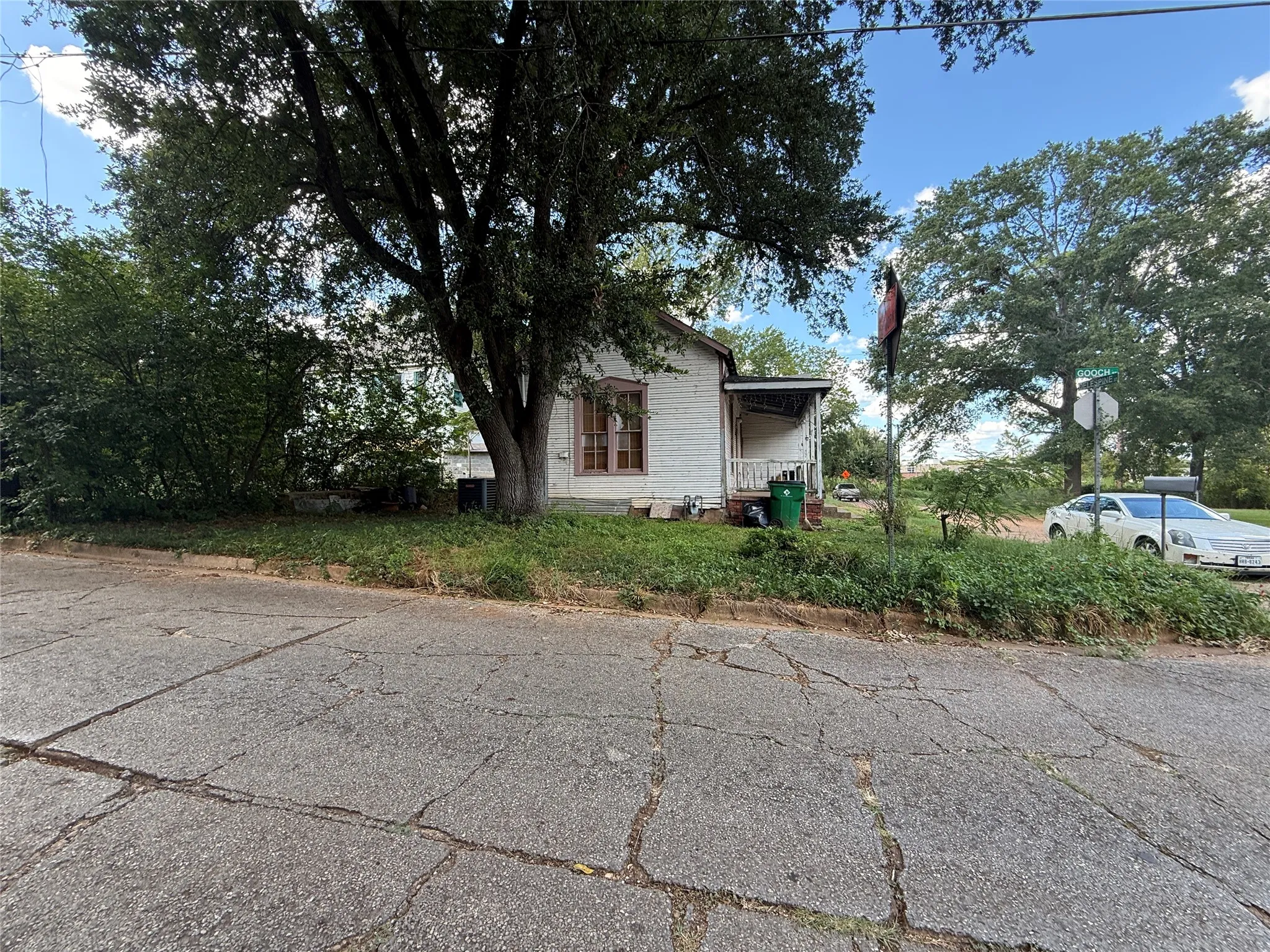 Single Family Residence For Sale in Anderson County , 109 E Gooch Street, Palestine, Texas 75801, 3 Bedroom, 2 Bathroom, Garage spaces, 1,206 Sqft, built in 1975, mls#21385702, Real Estate Agent in Palestine, Homes For Sale in Anderson county, Homes For Sale in Palestine, Realtor in Palestine Texas, Real Estate Brokerage Independent Realty Texas, Luminita Cordes Realtor