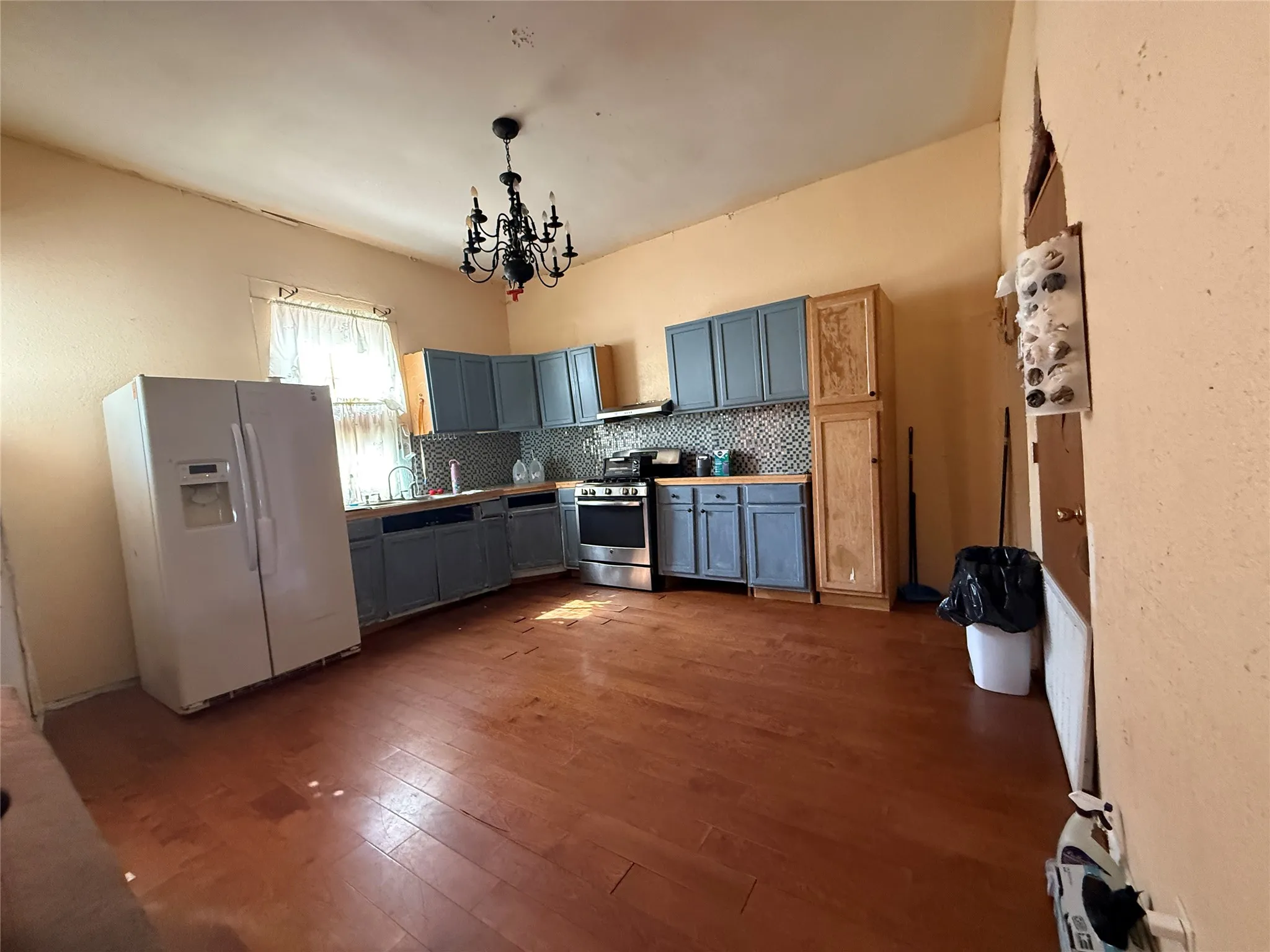 Single Family Residence For Sale in Anderson County , 109 E Gooch Street, Palestine, Texas 75801, 3 Bedroom, 2 Bathroom, Garage spaces, 1,206 Sqft, built in 1975, mls#21385702, Real Estate Agent in Palestine, Homes For Sale in Anderson county, Homes For Sale in Palestine, Realtor in Palestine Texas, Real Estate Brokerage Independent Realty Texas, Luminita Cordes Realtor