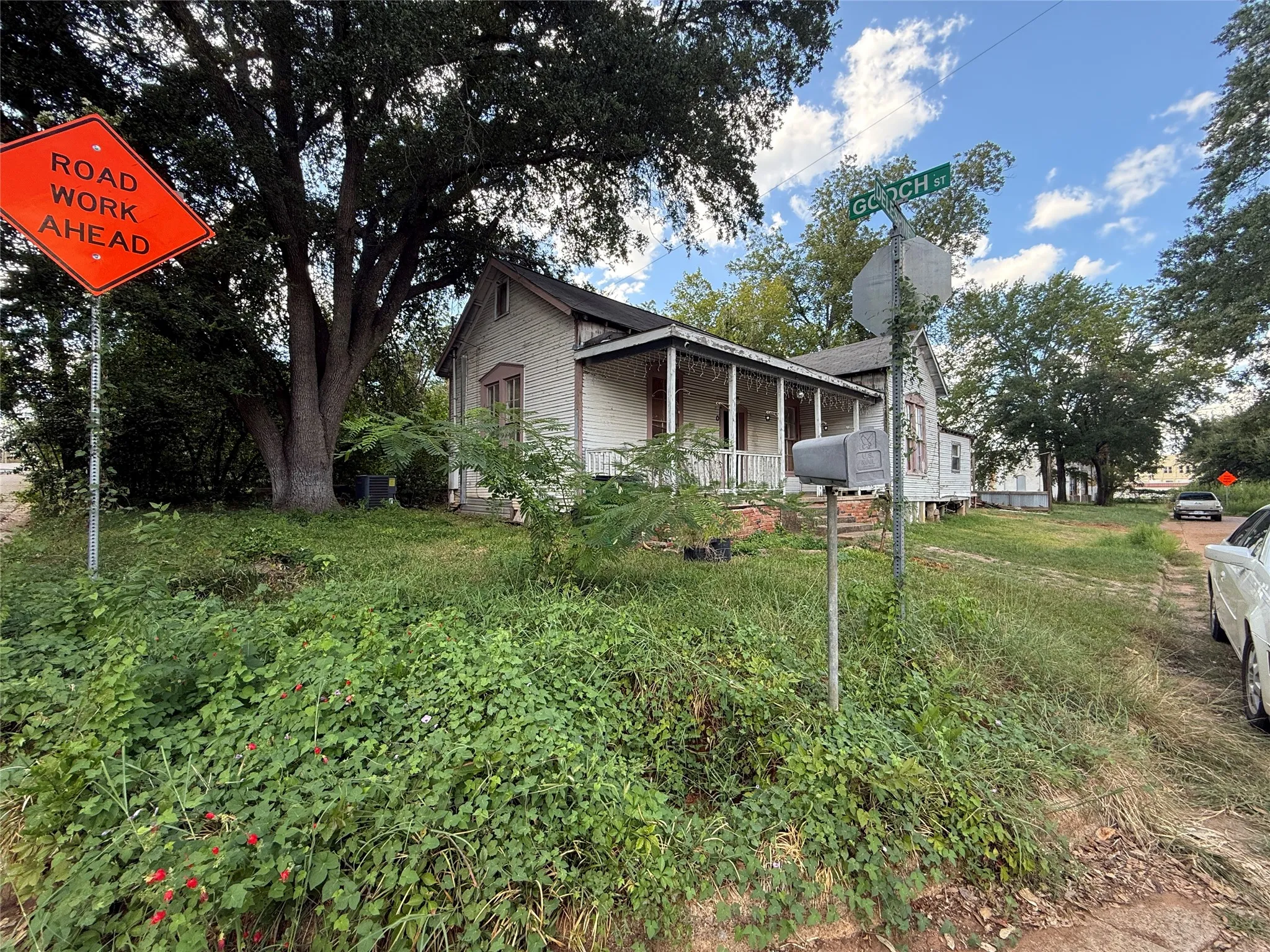 Single Family Residence For Sale in Anderson County , 109 E Gooch Street, Palestine, Texas 75801, 3 Bedroom, 2 Bathroom, Garage spaces, 1,206 Sqft, built in 1975, mls#21385702, Real Estate Agent in Palestine, Homes For Sale in Anderson county, Homes For Sale in Palestine, Realtor in Palestine Texas, Real Estate Brokerage Independent Realty Texas, Luminita Cordes Realtor