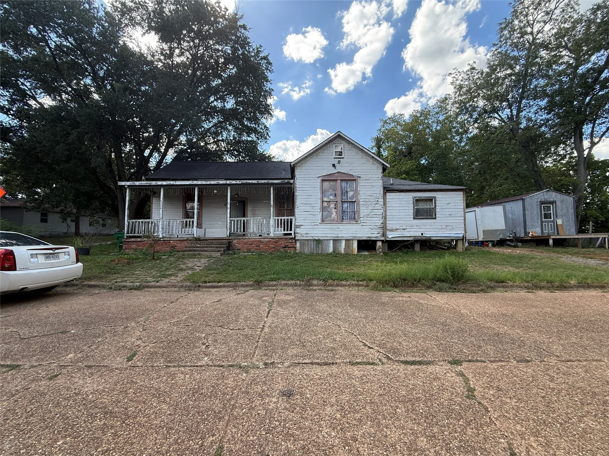 Single Family Residence For Sale in Anderson County , 109 E Gooch Street, Palestine, Texas 75801, 3 Bedroom, 2 Bathroom, Garage spaces, 1,206 Sqft, built in 1975, mls#21385702, Real Estate Agent in Palestine, Homes For Sale in Anderson county, Homes For Sale in Palestine, Realtor in Palestine Texas, Real Estate Brokerage Independent Realty Texas, Luminita Cordes Realtor