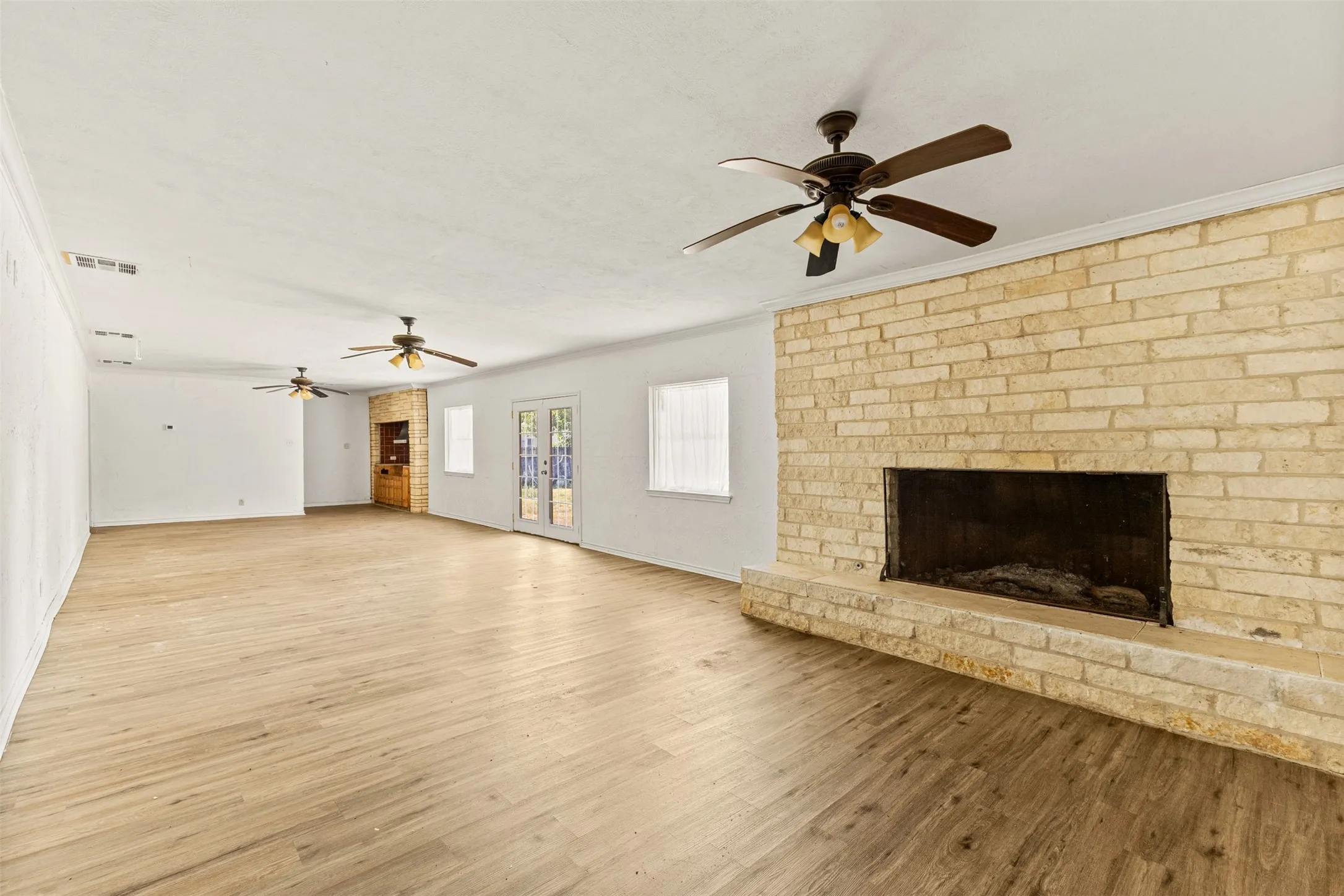Single Family Residence For Sale in Navarro County , 1440 Columbia Avenue, Corsicana, Texas 75110, 4 Bedroom, 3 Bathroom, 2 Garage spaces, 3,787 Sqft, built in 1956, mls#21382284, Real Estate Agent in Corsicana, Homes For Sale in Navarro county, Homes For Sale in Corsicana, Realtor in Corsicana Texas, Real Estate Brokerage Independent Realty Texas, Luminita Cordes Realtor