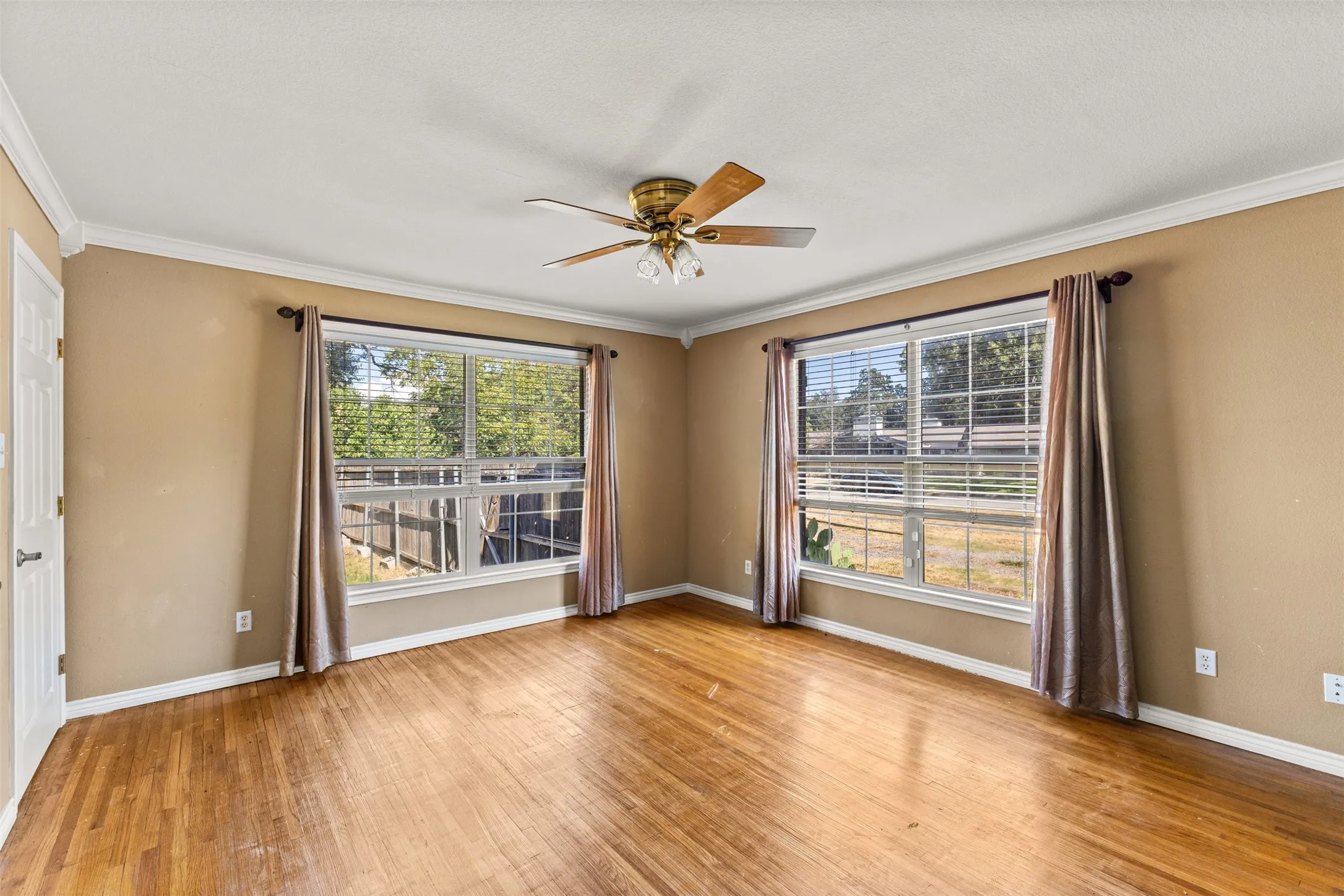 Single Family Residence For Sale in Navarro County , 1440 Columbia Avenue, Corsicana, Texas 75110, 4 Bedroom, 3 Bathroom, 2 Garage spaces, 3,787 Sqft, built in 1956, mls#21382284, Real Estate Agent in Corsicana, Homes For Sale in Navarro county, Homes For Sale in Corsicana, Realtor in Corsicana Texas, Real Estate Brokerage Independent Realty Texas, Luminita Cordes Realtor