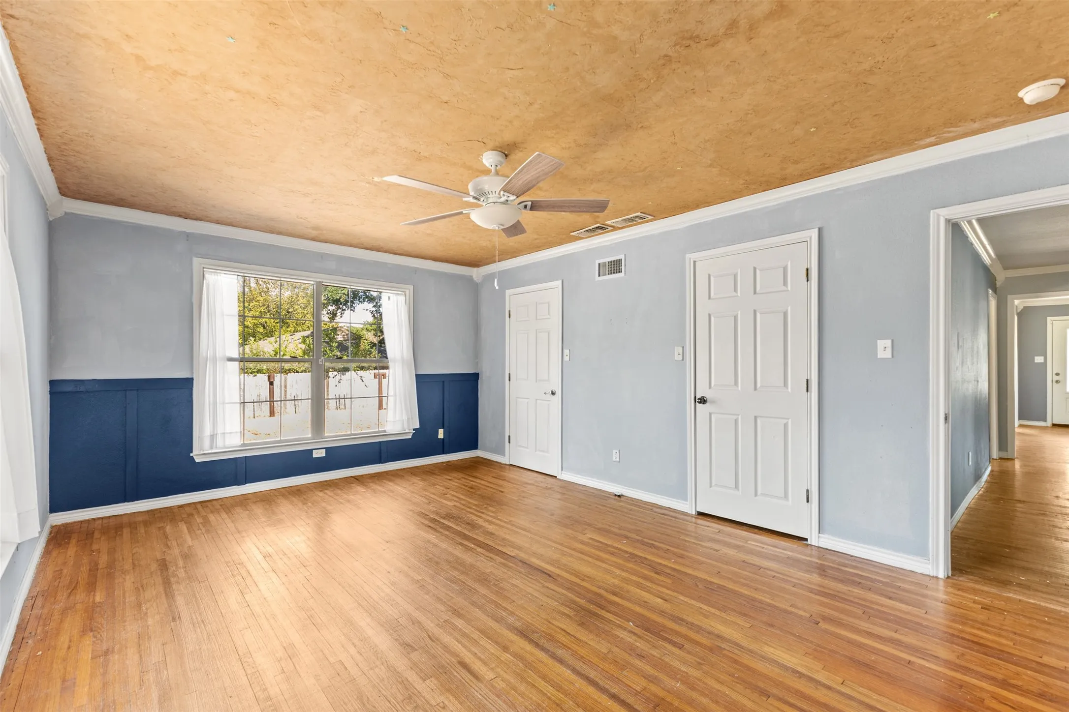 Single Family Residence For Sale in Navarro County , 1440 Columbia Avenue, Corsicana, Texas 75110, 4 Bedroom, 3 Bathroom, 2 Garage spaces, 3,787 Sqft, built in 1956, mls#21382284, Real Estate Agent in Corsicana, Homes For Sale in Navarro county, Homes For Sale in Corsicana, Realtor in Corsicana Texas, Real Estate Brokerage Independent Realty Texas, Luminita Cordes Realtor