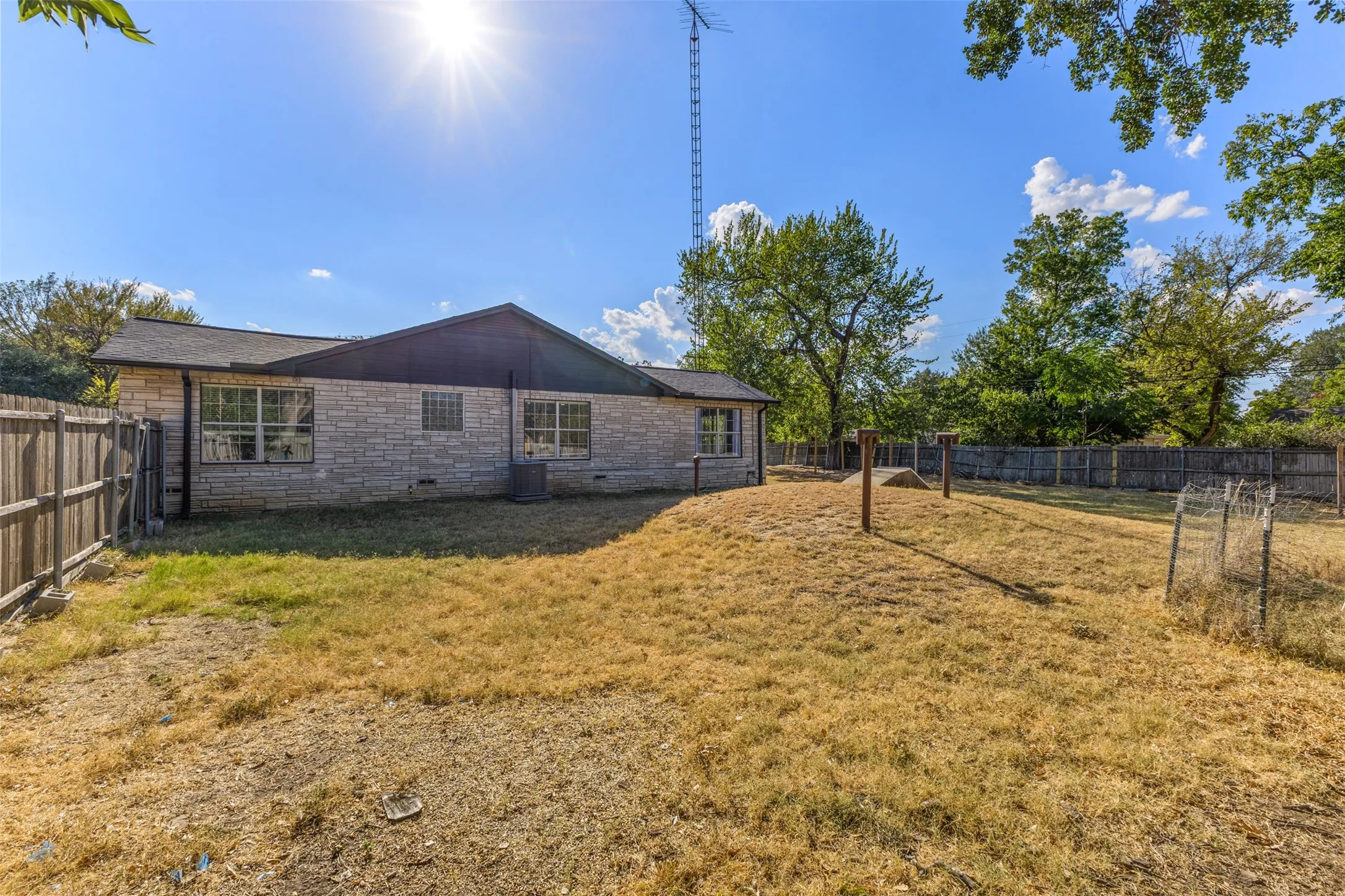 Single Family Residence For Sale in Navarro County , 1440 Columbia Avenue, Corsicana, Texas 75110, 4 Bedroom, 3 Bathroom, 2 Garage spaces, 3,787 Sqft, built in 1956, mls#21382284, Real Estate Agent in Corsicana, Homes For Sale in Navarro county, Homes For Sale in Corsicana, Realtor in Corsicana Texas, Real Estate Brokerage Independent Realty Texas, Luminita Cordes Realtor