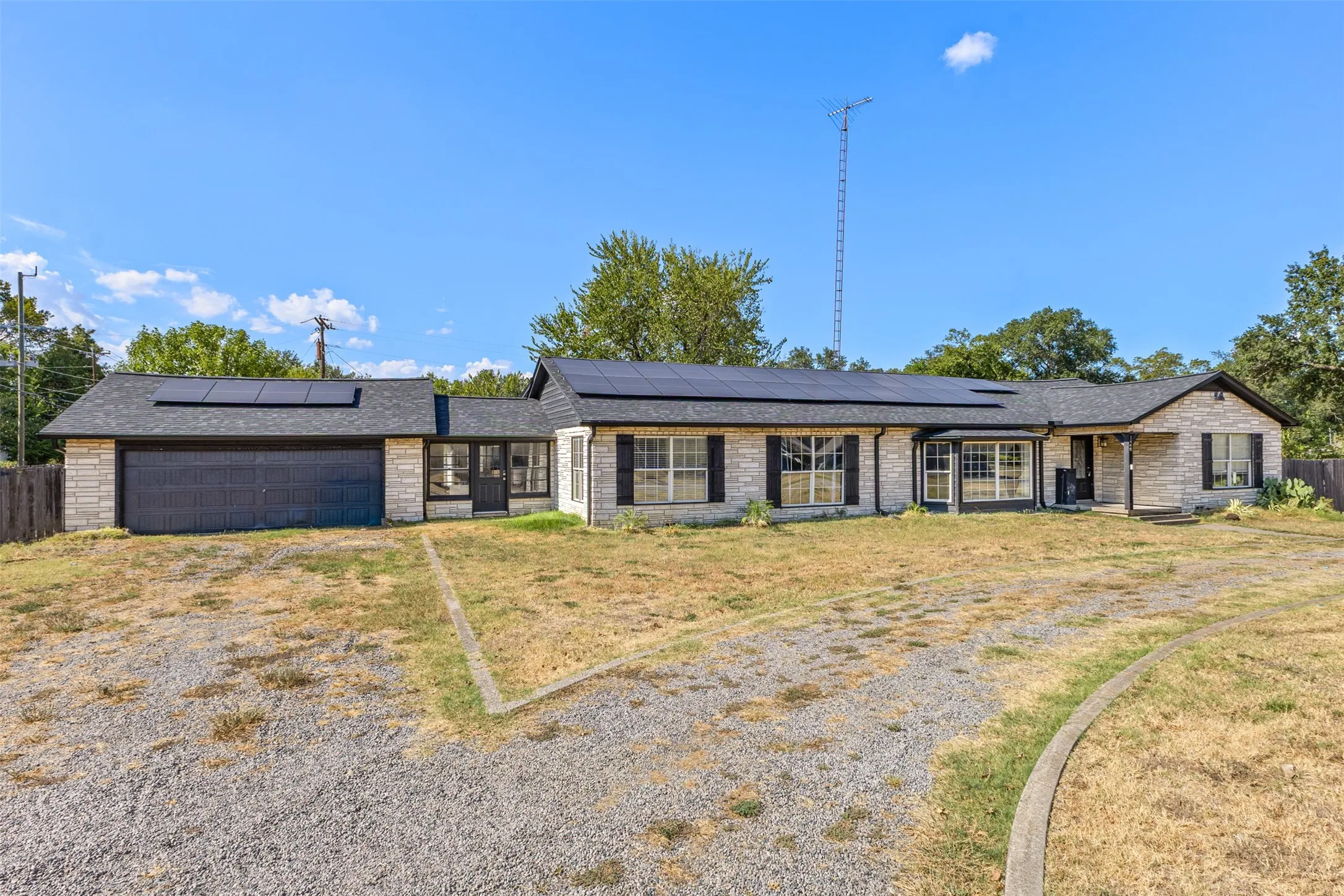 Single Family Residence For Sale in Navarro County , 1440 Columbia Avenue, Corsicana, Texas 75110, 4 Bedroom, 3 Bathroom, 2 Garage spaces, 3,787 Sqft, built in 1956, mls#21382284, Real Estate Agent in Corsicana, Homes For Sale in Navarro county, Homes For Sale in Corsicana, Realtor in Corsicana Texas, Real Estate Brokerage Independent Realty Texas, Luminita Cordes Realtor