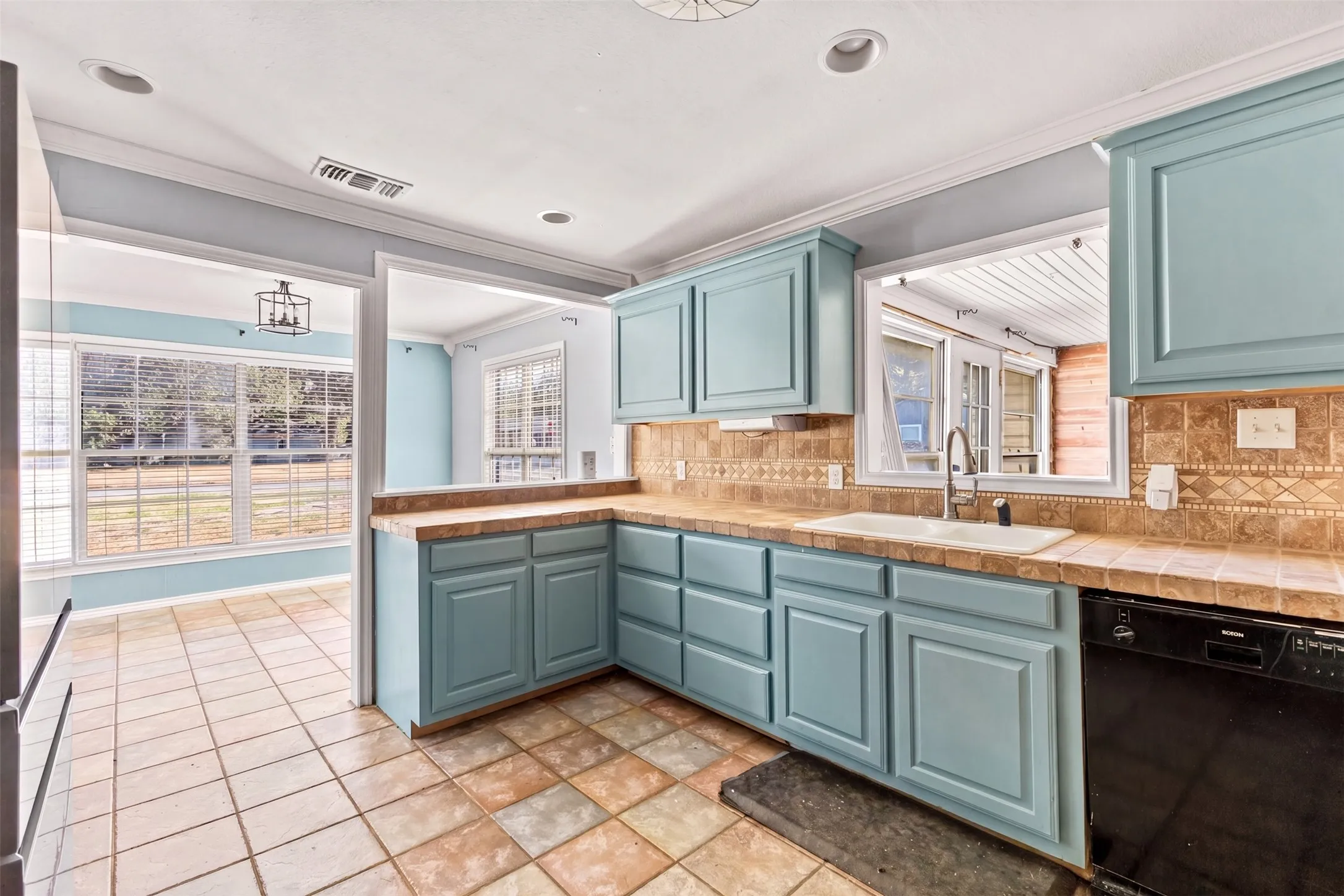 Single Family Residence For Sale in Navarro County , 1440 Columbia Avenue, Corsicana, Texas 75110, 4 Bedroom, 3 Bathroom, 2 Garage spaces, 3,787 Sqft, built in 1956, mls#21382284, Real Estate Agent in Corsicana, Homes For Sale in Navarro county, Homes For Sale in Corsicana, Realtor in Corsicana Texas, Real Estate Brokerage Independent Realty Texas, Luminita Cordes Realtor