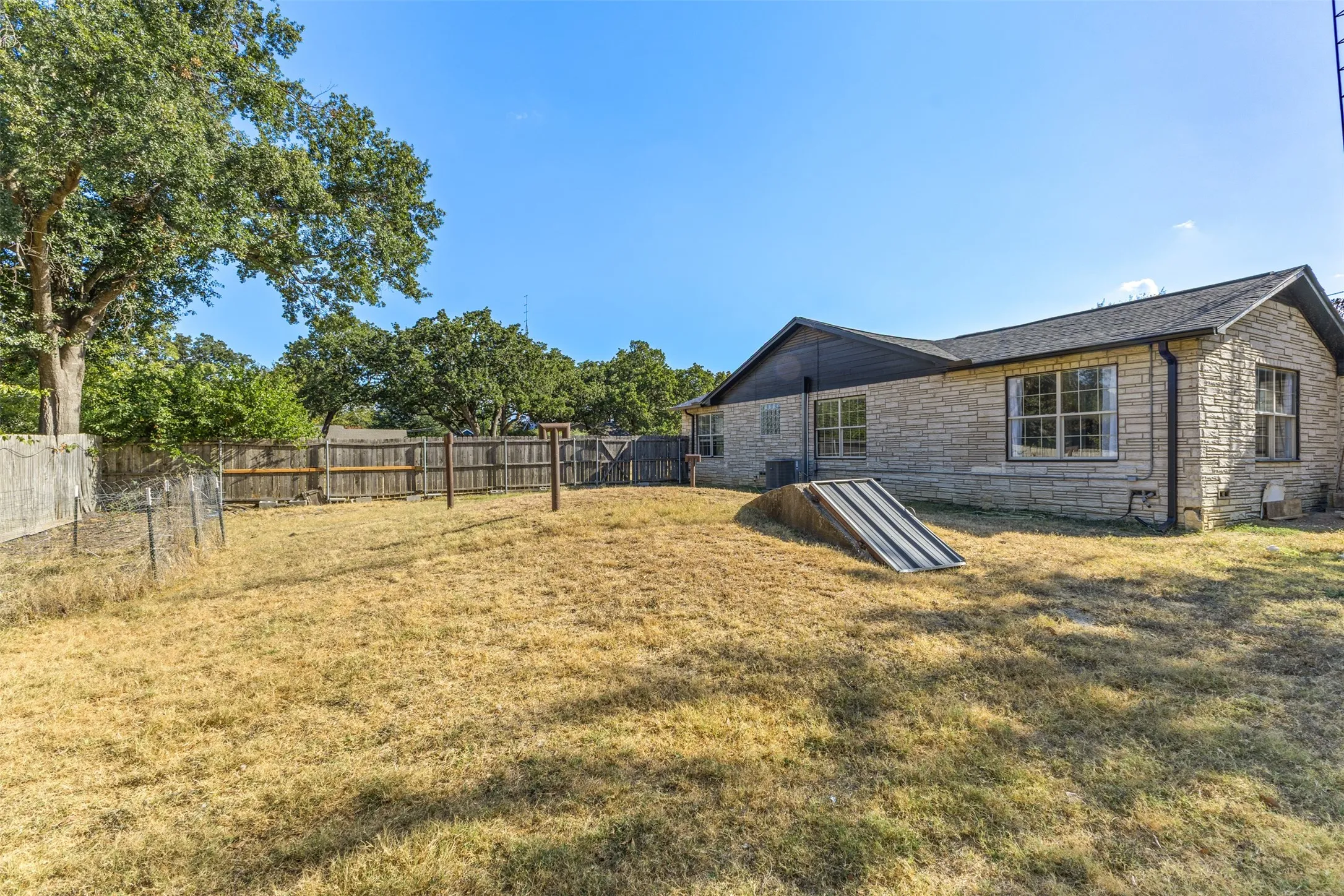 Single Family Residence For Sale in Navarro County , 1440 Columbia Avenue, Corsicana, Texas 75110, 4 Bedroom, 3 Bathroom, 2 Garage spaces, 3,787 Sqft, built in 1956, mls#21382284, Real Estate Agent in Corsicana, Homes For Sale in Navarro county, Homes For Sale in Corsicana, Realtor in Corsicana Texas, Real Estate Brokerage Independent Realty Texas, Luminita Cordes Realtor