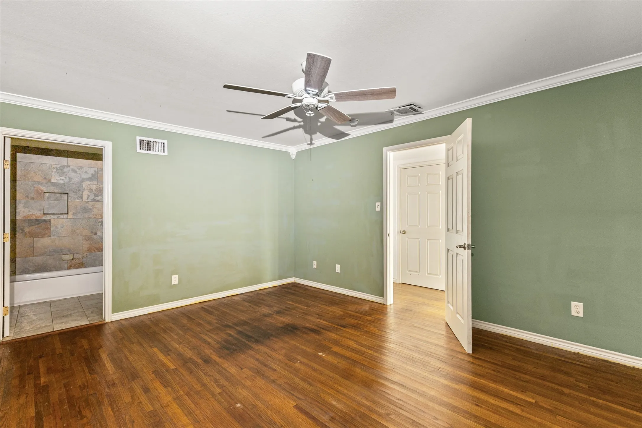 Single Family Residence For Sale in Navarro County , 1440 Columbia Avenue, Corsicana, Texas 75110, 4 Bedroom, 3 Bathroom, 2 Garage spaces, 3,787 Sqft, built in 1956, mls#21382284, Real Estate Agent in Corsicana, Homes For Sale in Navarro county, Homes For Sale in Corsicana, Realtor in Corsicana Texas, Real Estate Brokerage Independent Realty Texas, Luminita Cordes Realtor