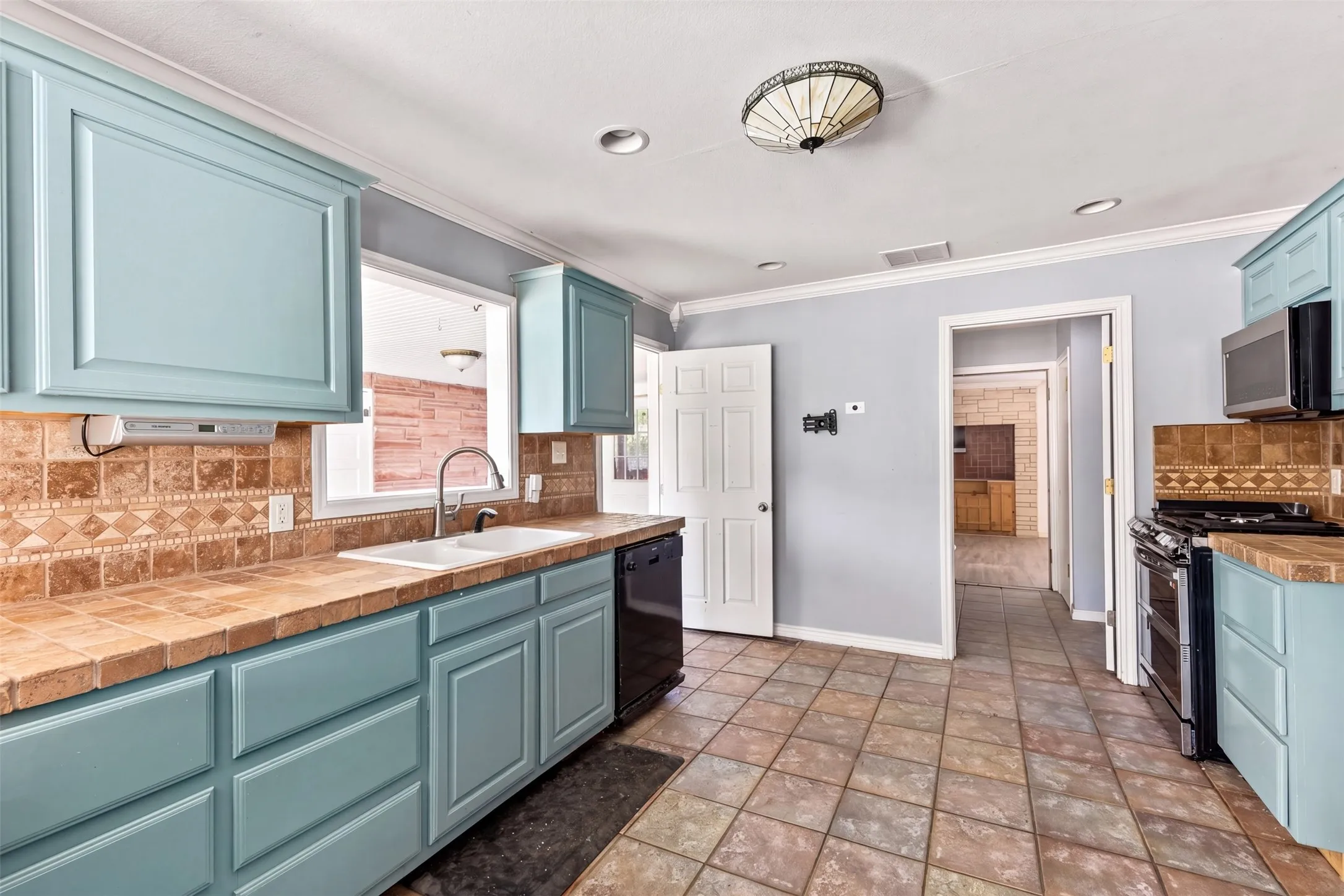 Single Family Residence For Sale in Navarro County , 1440 Columbia Avenue, Corsicana, Texas 75110, 4 Bedroom, 3 Bathroom, 2 Garage spaces, 3,787 Sqft, built in 1956, mls#21382284, Real Estate Agent in Corsicana, Homes For Sale in Navarro county, Homes For Sale in Corsicana, Realtor in Corsicana Texas, Real Estate Brokerage Independent Realty Texas, Luminita Cordes Realtor