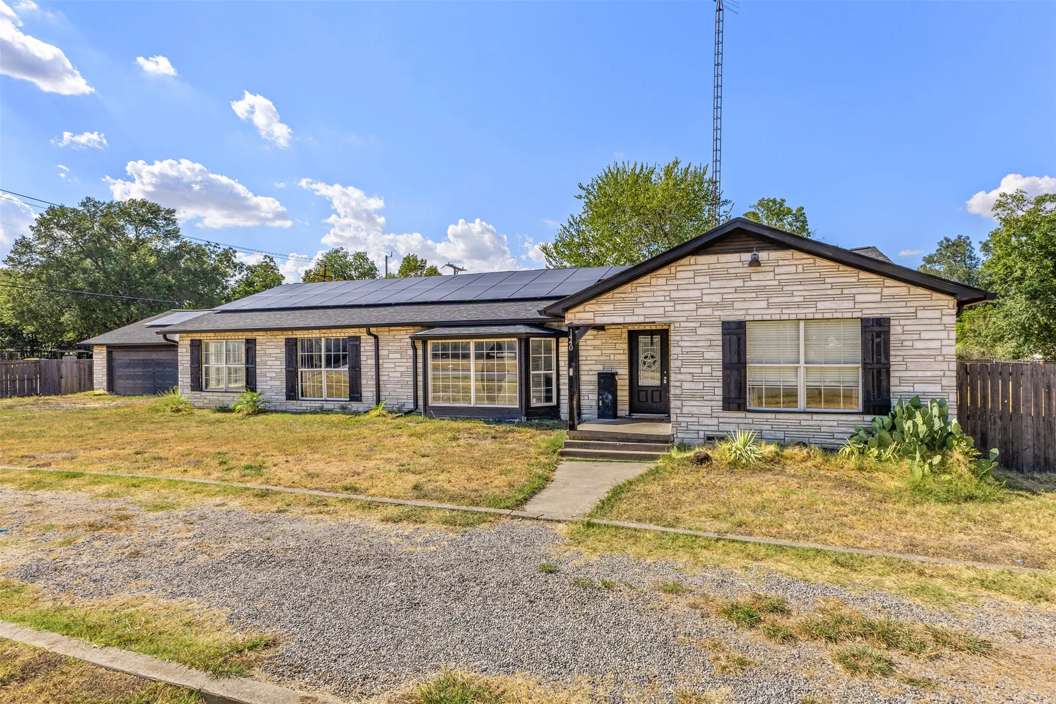 Single Family Residence For Sale in Navarro County , 1440 Columbia Avenue, Corsicana, Texas 75110, 4 Bedroom, 3 Bathroom, 2 Garage spaces, 3,787 Sqft, built in 1956, mls#21382284, Real Estate Agent in Corsicana, Homes For Sale in Navarro county, Homes For Sale in Corsicana, Realtor in Corsicana Texas, Real Estate Brokerage Independent Realty Texas, Luminita Cordes Realtor