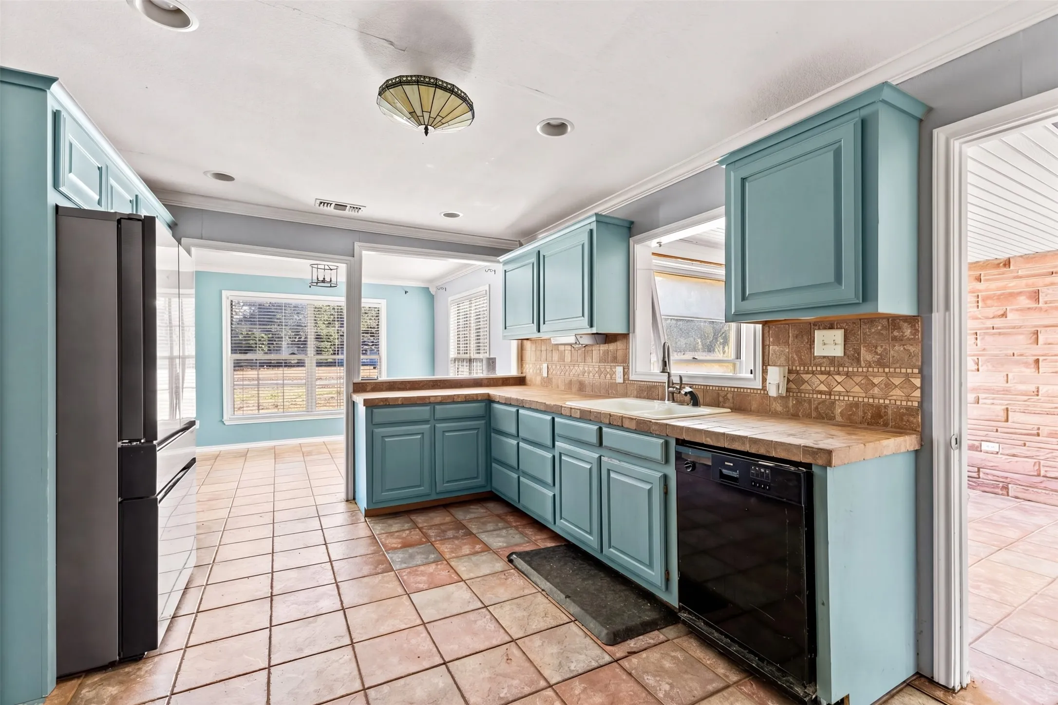 Single Family Residence For Sale in Navarro County , 1440 Columbia Avenue, Corsicana, Texas 75110, 4 Bedroom, 3 Bathroom, 2 Garage spaces, 3,787 Sqft, built in 1956, mls#21382284, Real Estate Agent in Corsicana, Homes For Sale in Navarro county, Homes For Sale in Corsicana, Realtor in Corsicana Texas, Real Estate Brokerage Independent Realty Texas, Luminita Cordes Realtor