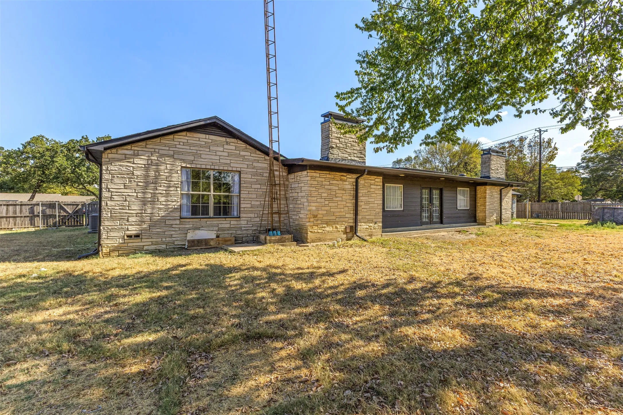 Single Family Residence For Sale in Navarro County , 1440 Columbia Avenue, Corsicana, Texas 75110, 4 Bedroom, 3 Bathroom, 2 Garage spaces, 3,787 Sqft, built in 1956, mls#21382284, Real Estate Agent in Corsicana, Homes For Sale in Navarro county, Homes For Sale in Corsicana, Realtor in Corsicana Texas, Real Estate Brokerage Independent Realty Texas, Luminita Cordes Realtor