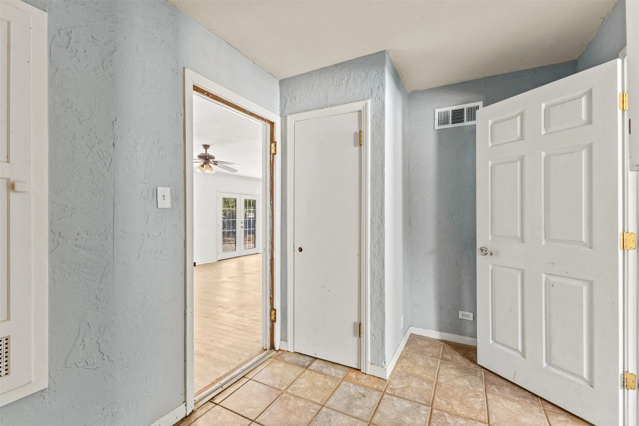 Single Family Residence For Sale in Navarro County , 1440 Columbia Avenue, Corsicana, Texas 75110, 4 Bedroom, 3 Bathroom, 2 Garage spaces, 3,787 Sqft, built in 1956, mls#21382284, Real Estate Agent in Corsicana, Homes For Sale in Navarro county, Homes For Sale in Corsicana, Realtor in Corsicana Texas, Real Estate Brokerage Independent Realty Texas, Luminita Cordes Realtor